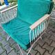 Fauteuil croisette en fer forgé avec coussins en velours vert