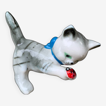 Petit chat en céramique jouant avec une coccinelle joueur joue gris et blanc décoration