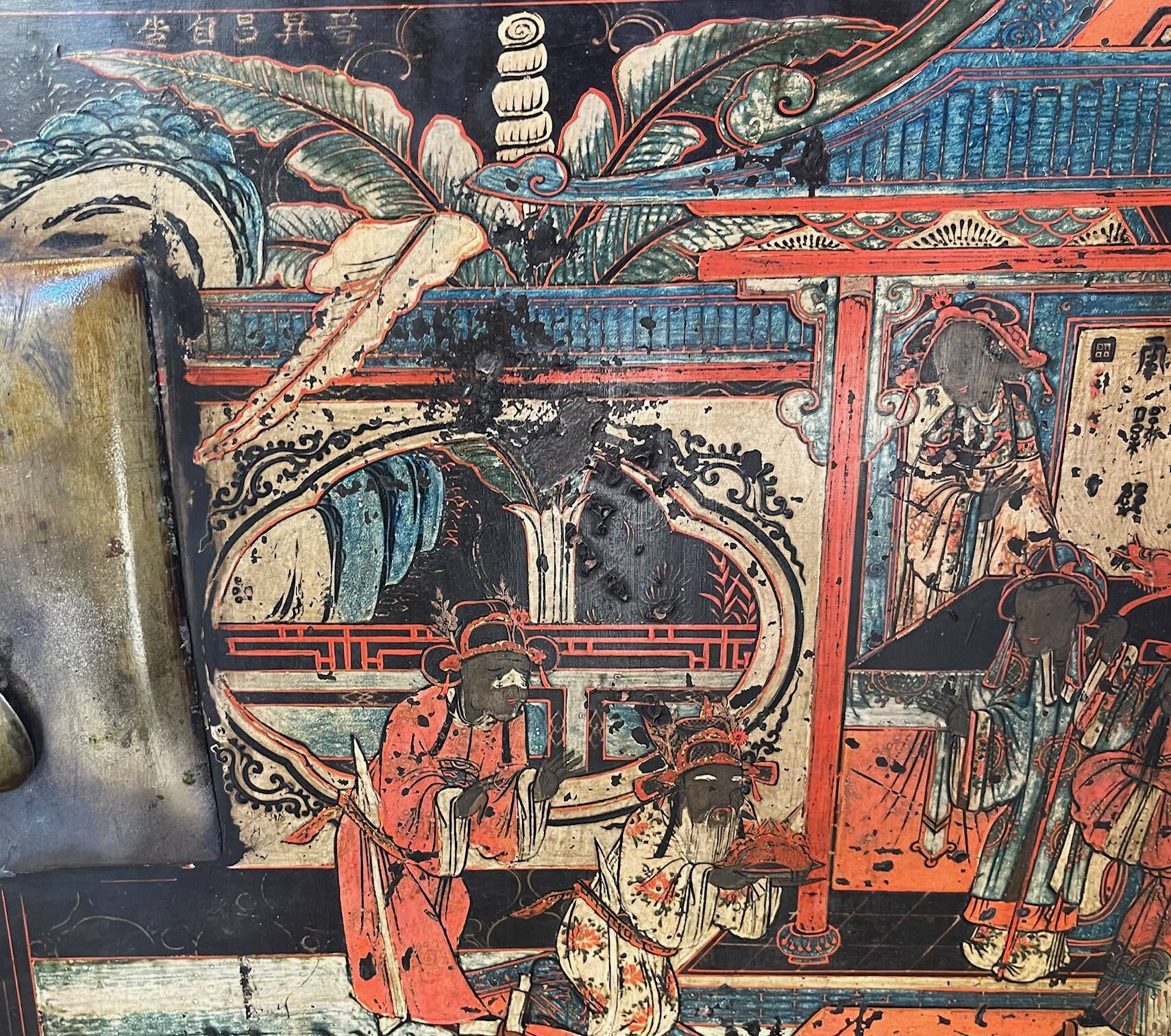 Ancient chinese chest with 2 doors