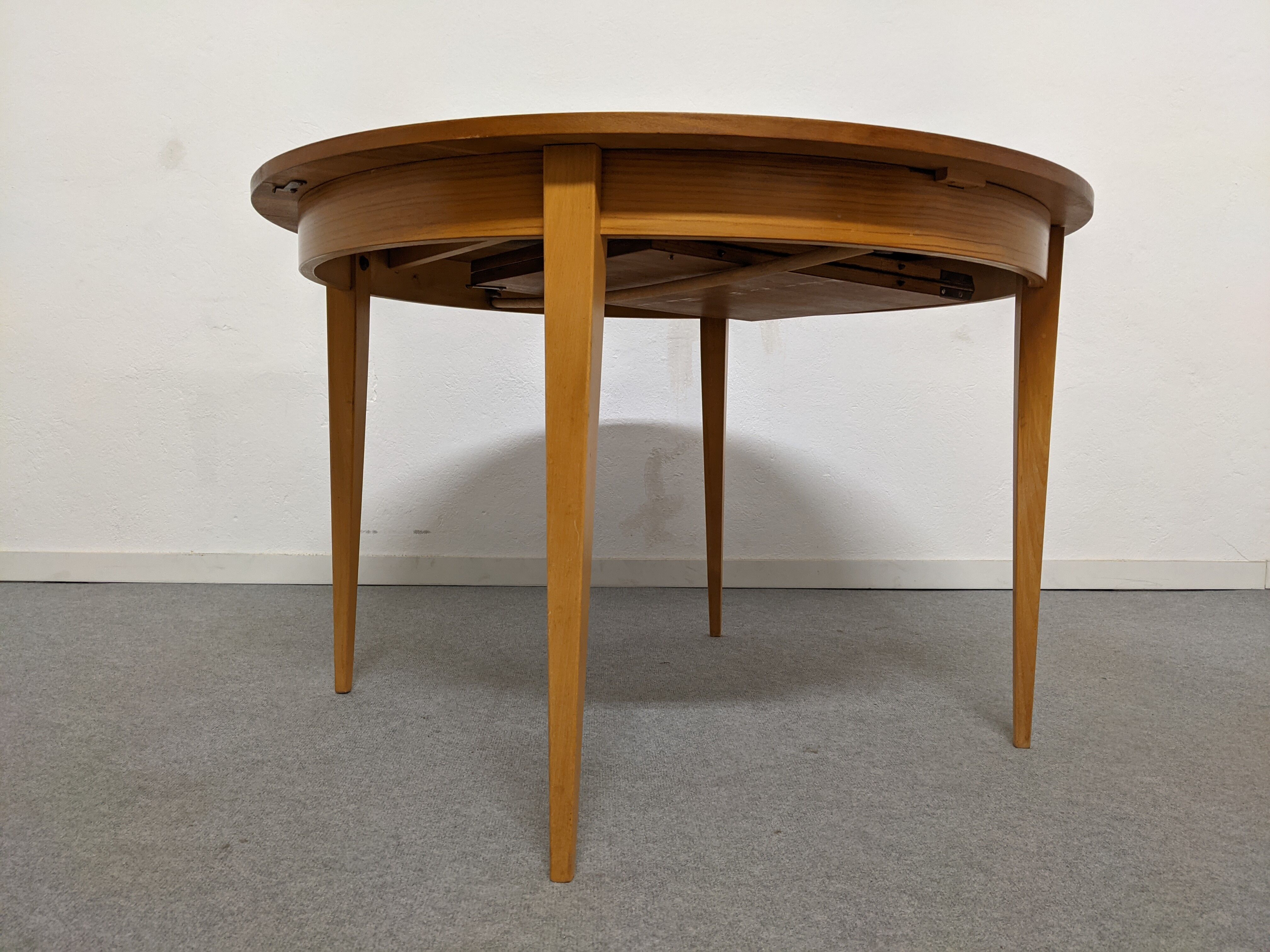 Vintage round table extended by the 50s/60s