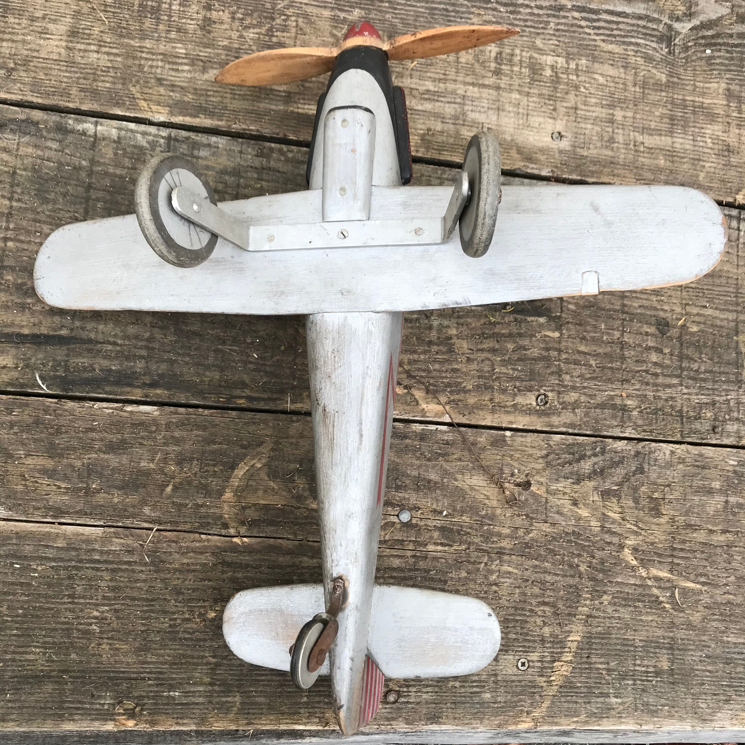 Avion jouet en bois vintage