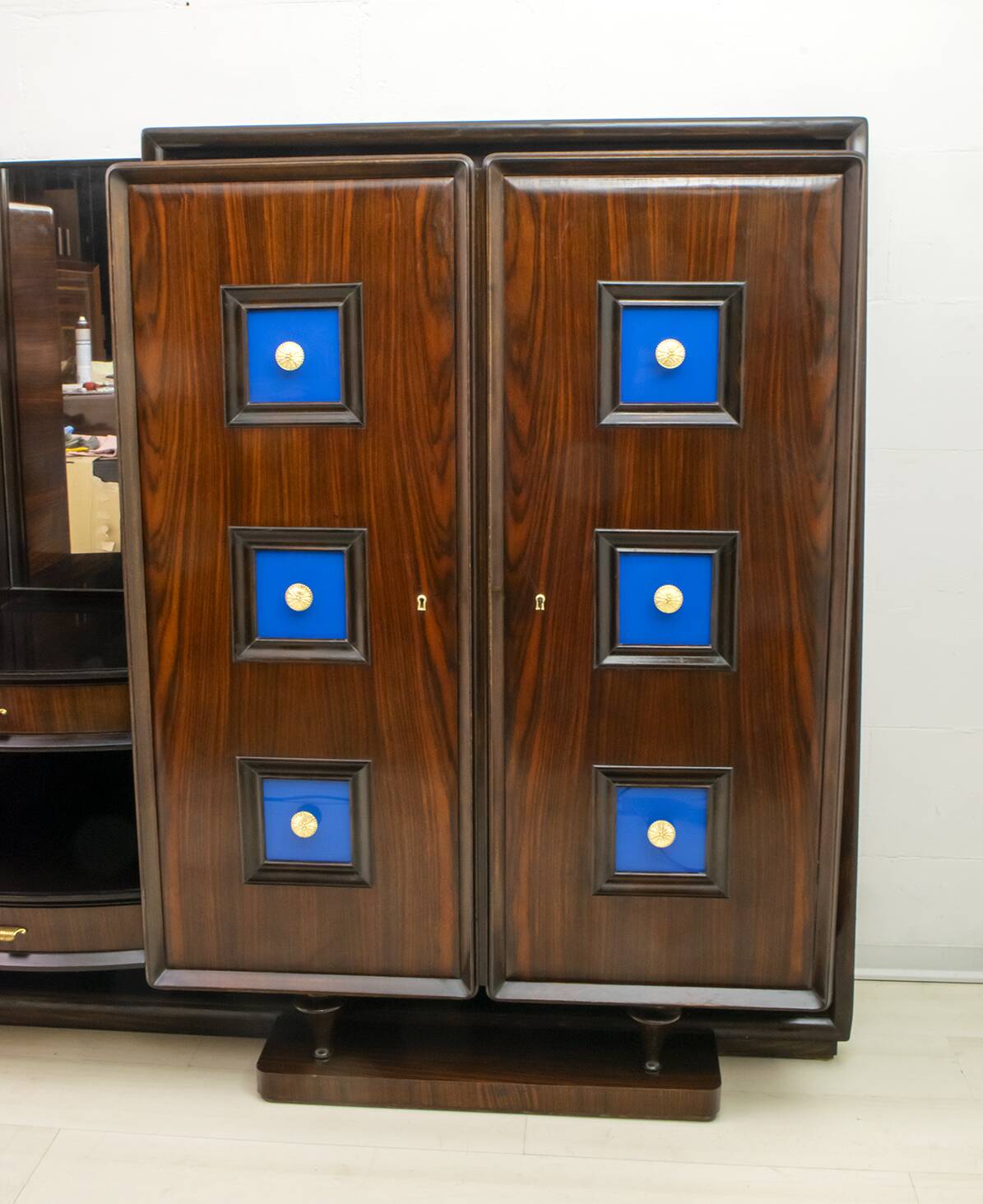 Guglielmo Ulrich Rare Mid-Century Modern Italian Walnut Bar Cabinet, 1940s