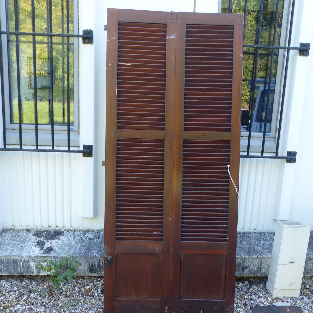 et of 2 wooden shutters