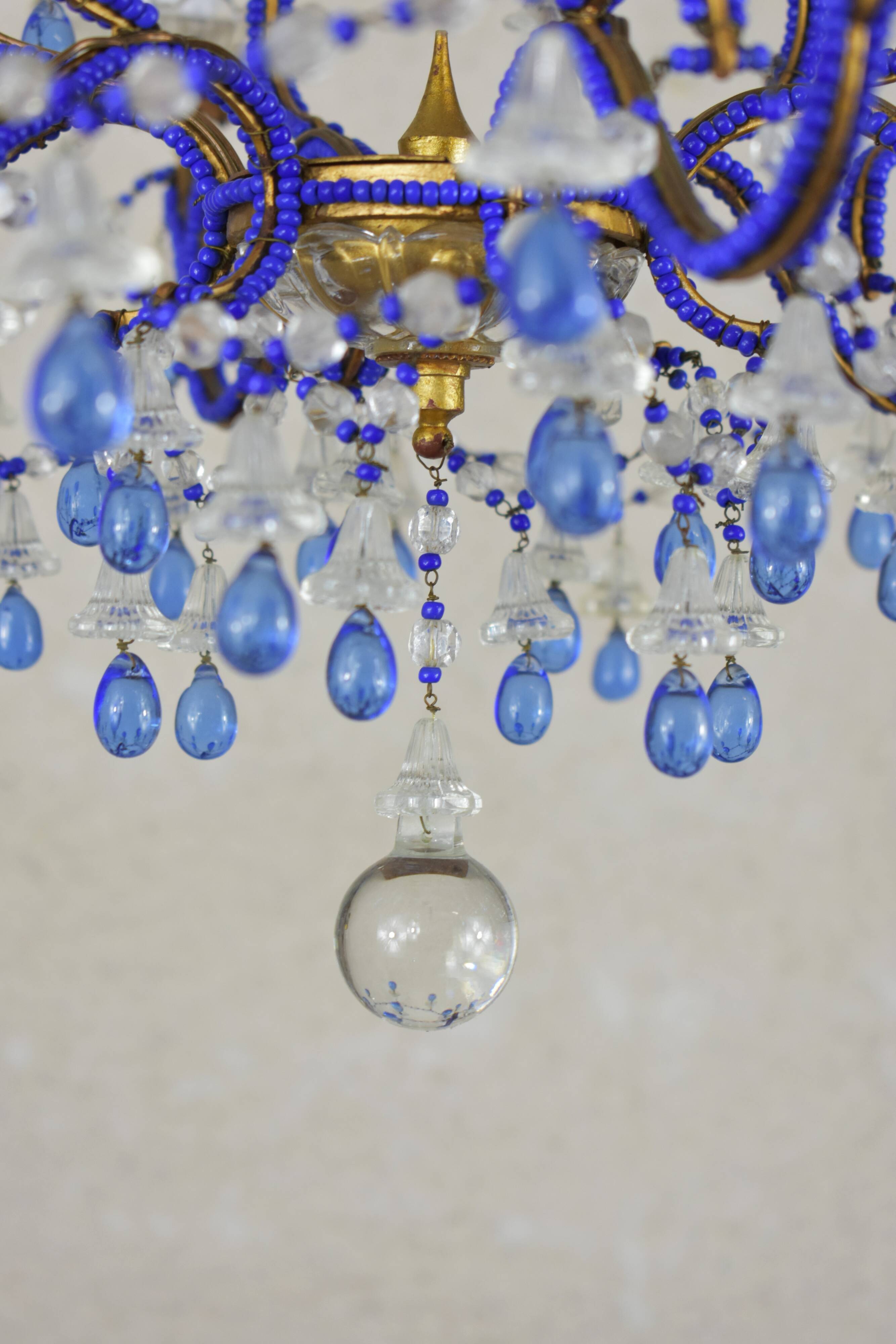 lustre bleu, fait de perles.