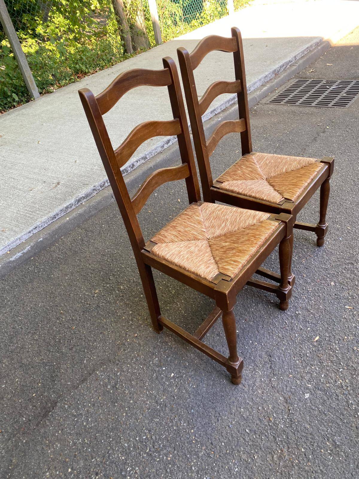 2 dining chairs in solid wood and rush, Chippendale ladder style.