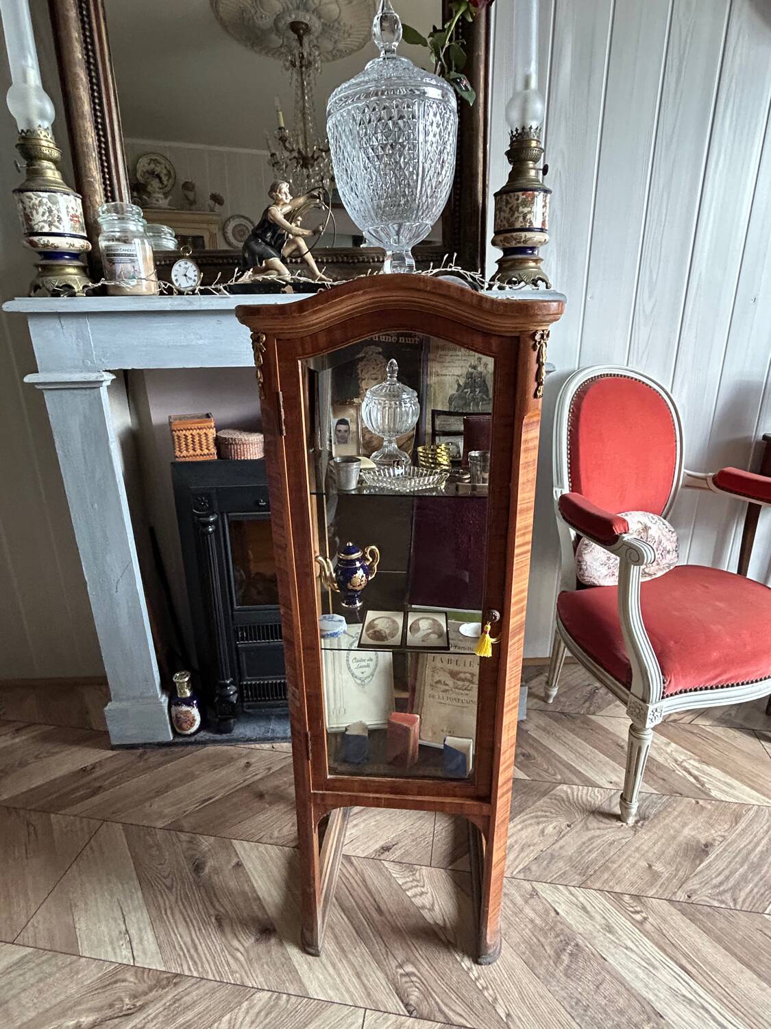 Petite vitrine Louis XVI en marqueterie