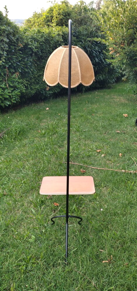 E-reader with tablet and tripod foot