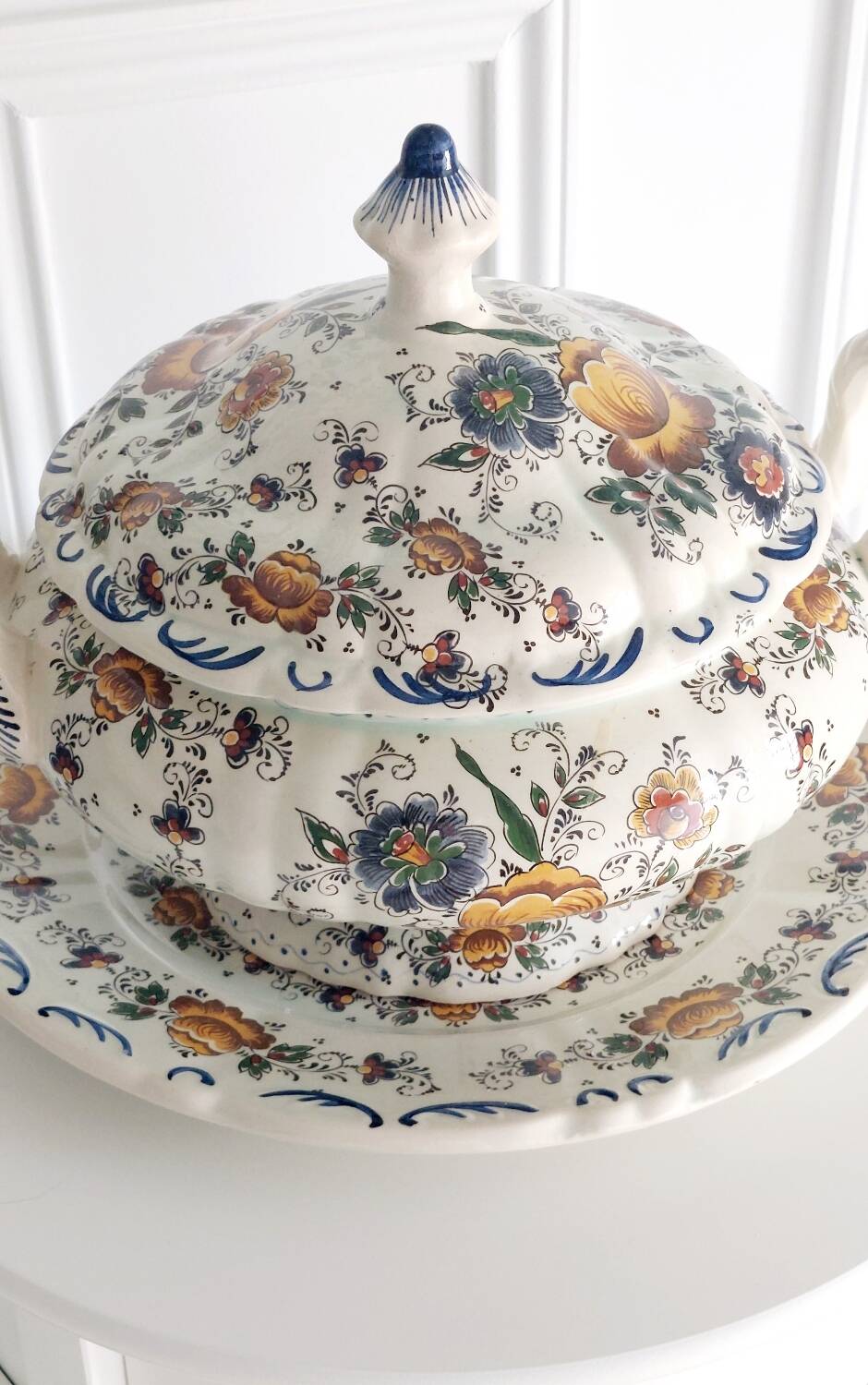 Rare - Earthenware soup tureen HB Quaregnon, floral decoration signed Hubert Becquet