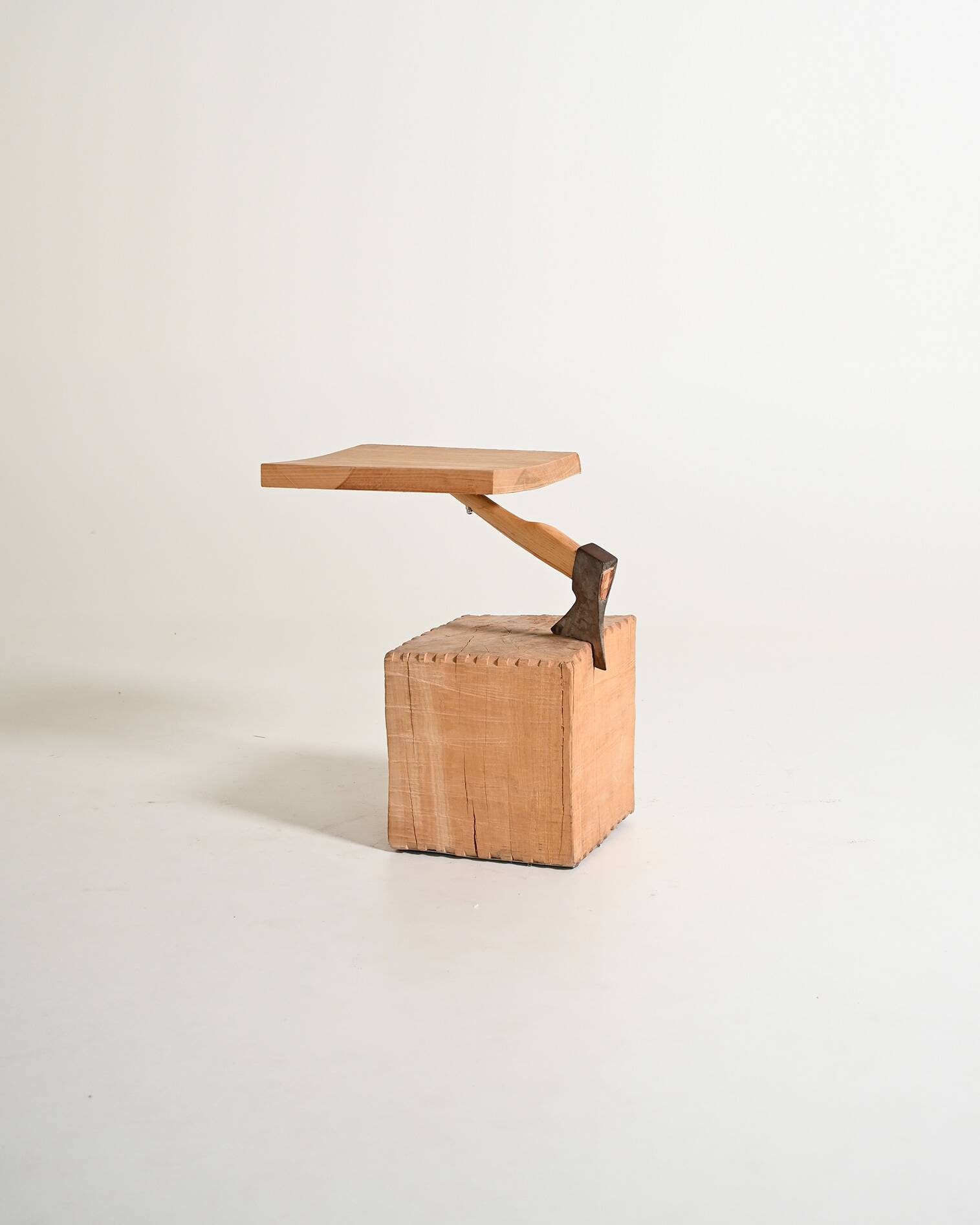 Table d'appoint "Chopping Block with Axe" par Raphael Springmann