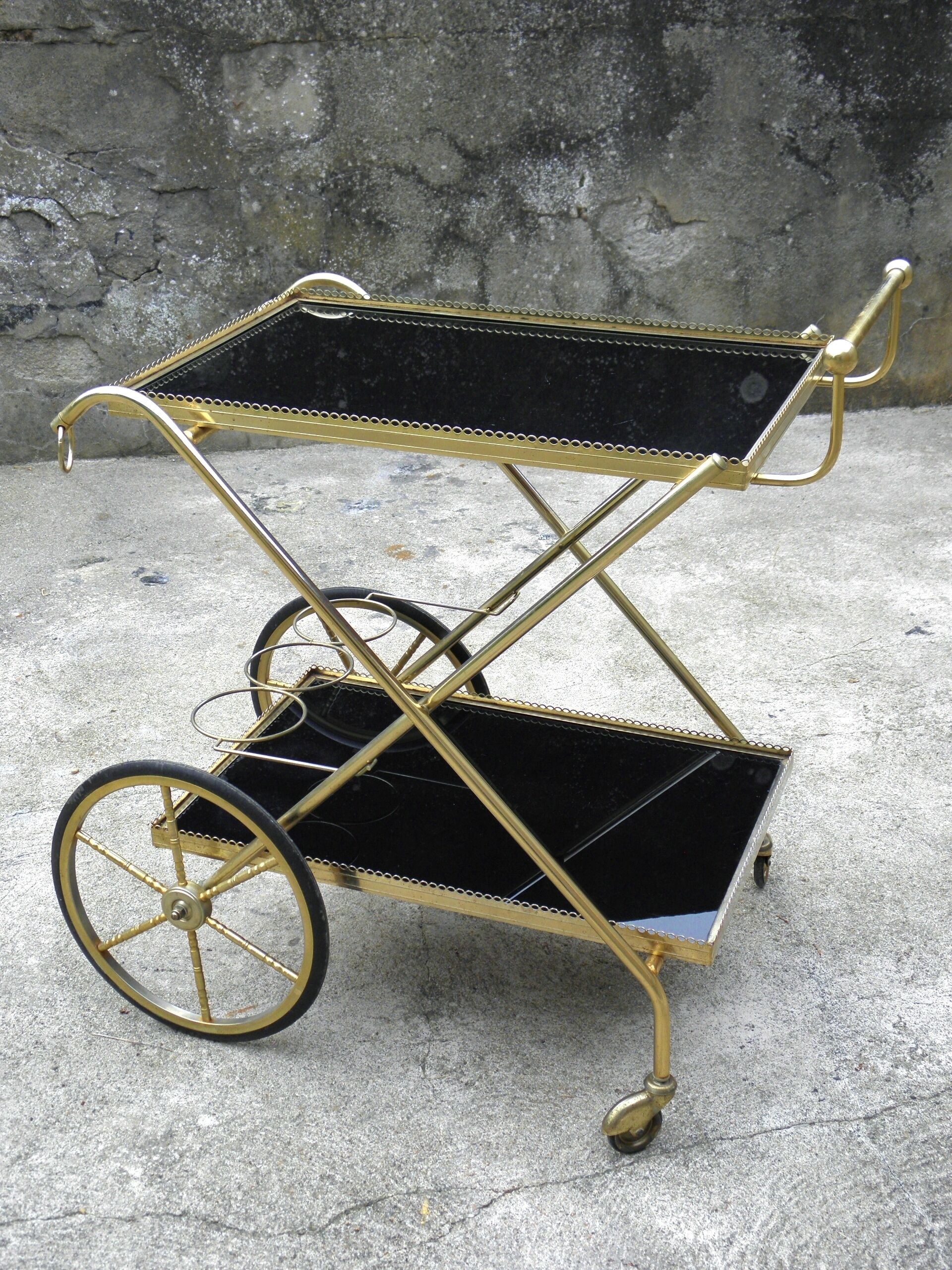 Rolling dessert in gold metal