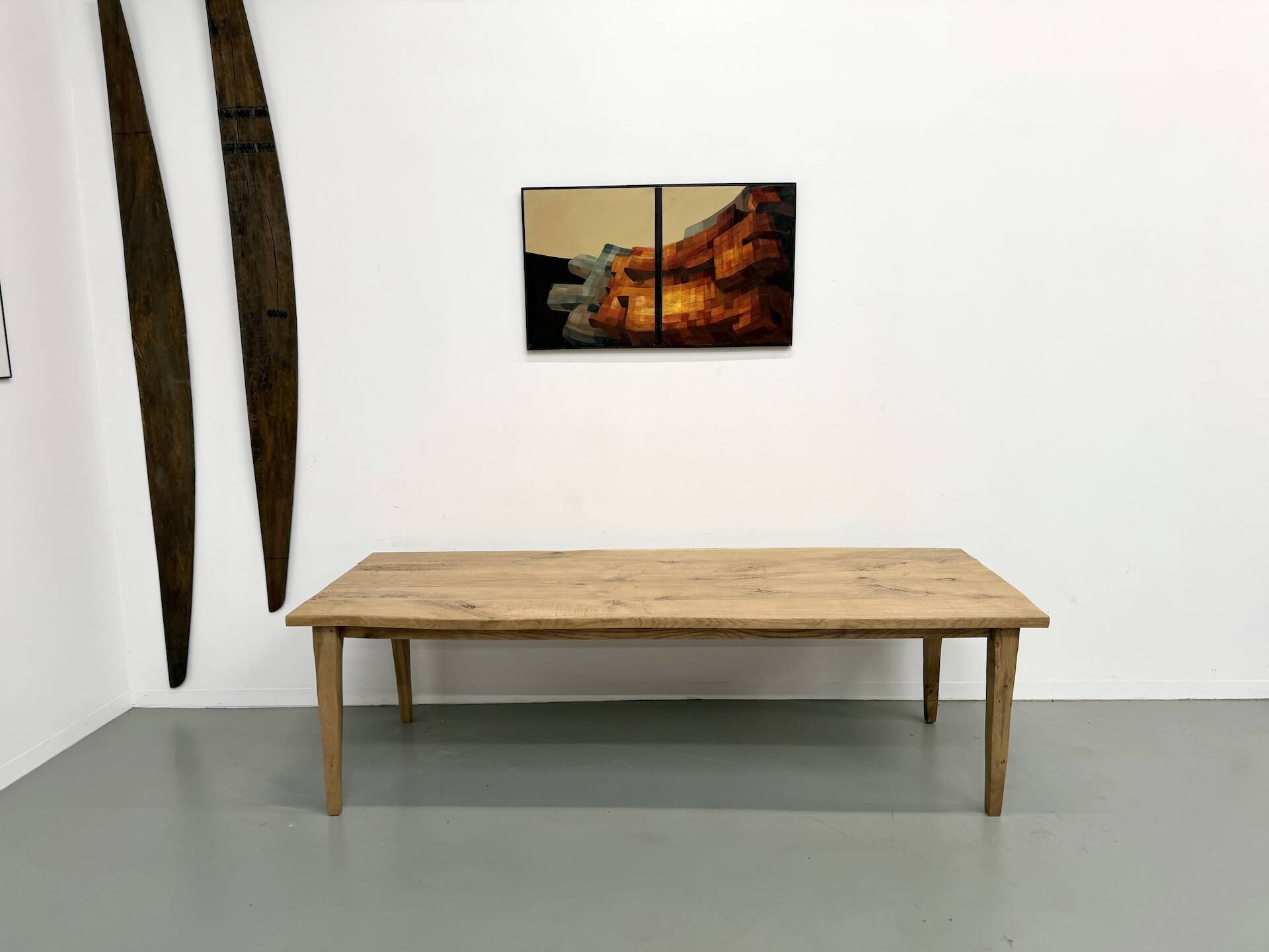 Grande table de salle à manger en chêne massif, au format XXL.