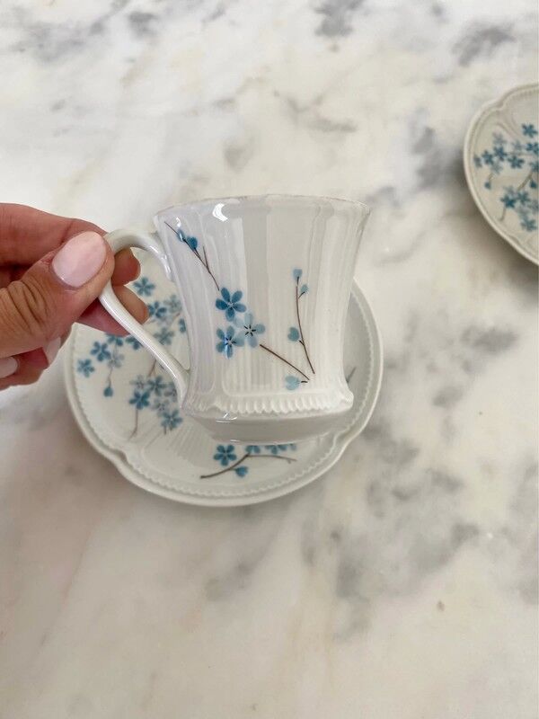 Lot 2 cups and under cups a coffee / old tea