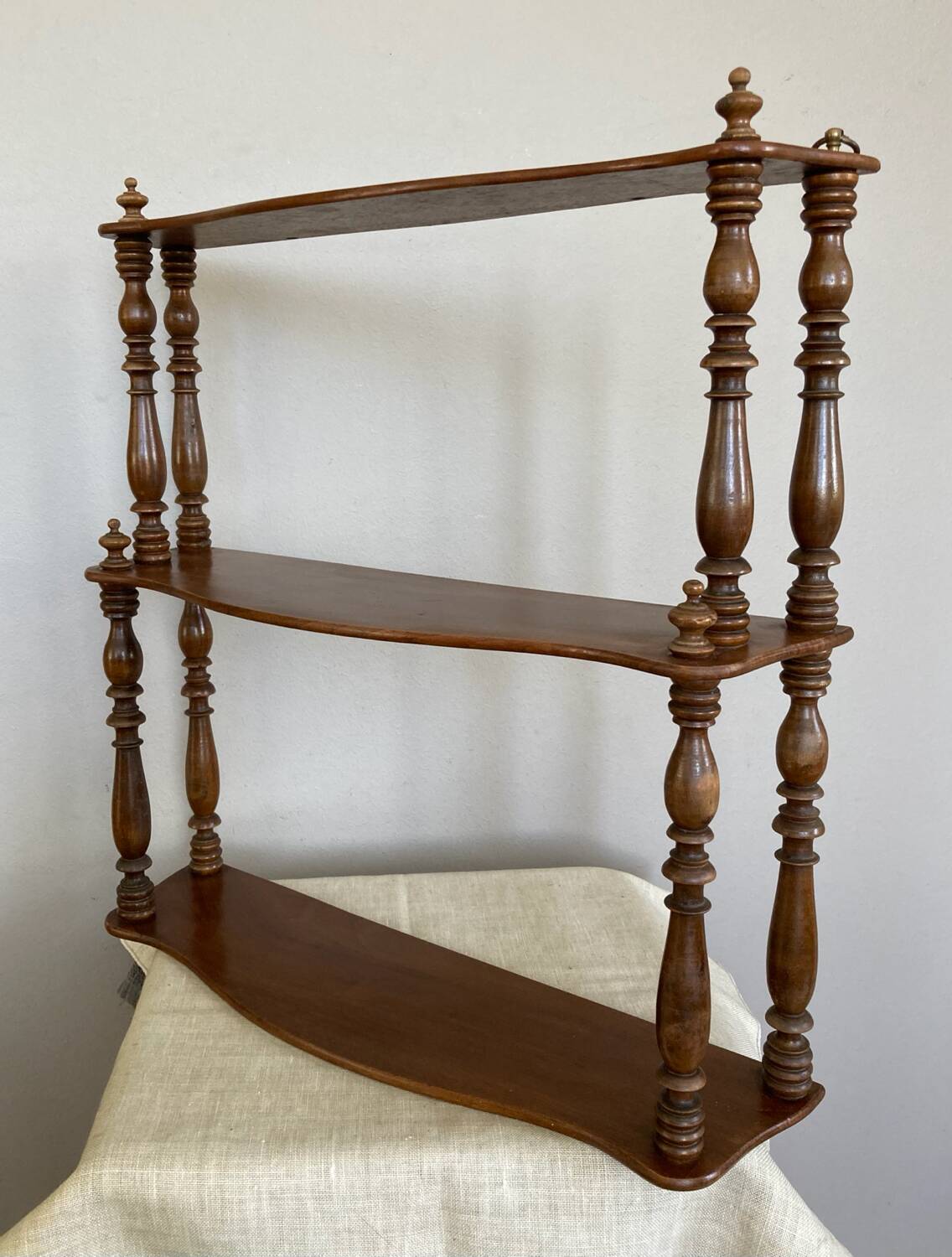 Étagère murale Napoleon III en Noyer époque XIXe