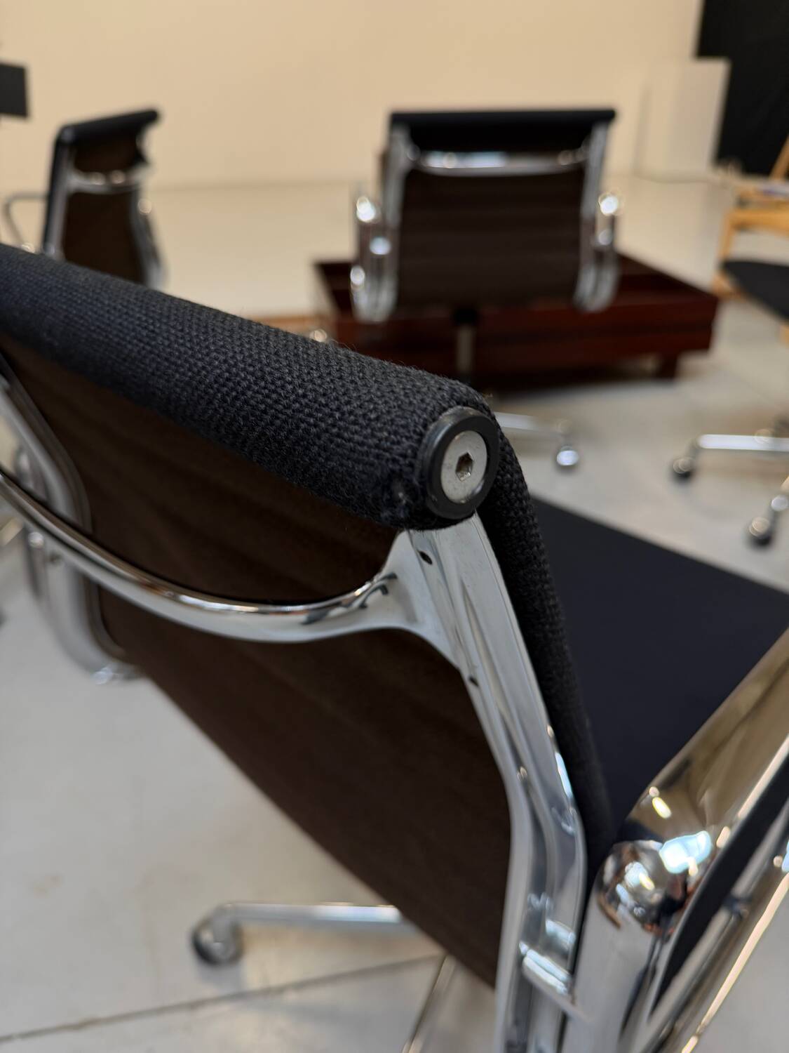 Ensemble de fauteuils " EA 117 " Charles Ray Eames pour ICF USA 1969.