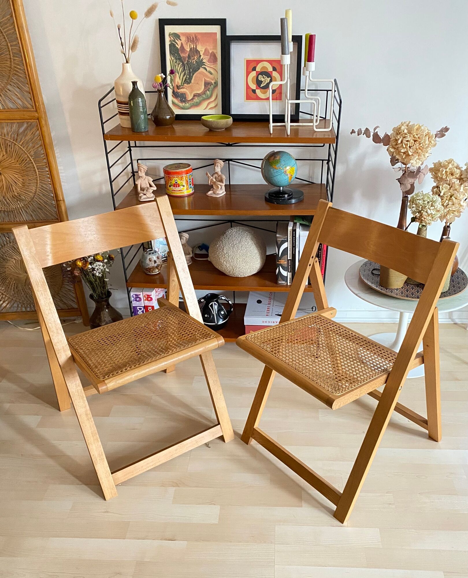 Duo de chaises italiennes  bois et cannage des années 60