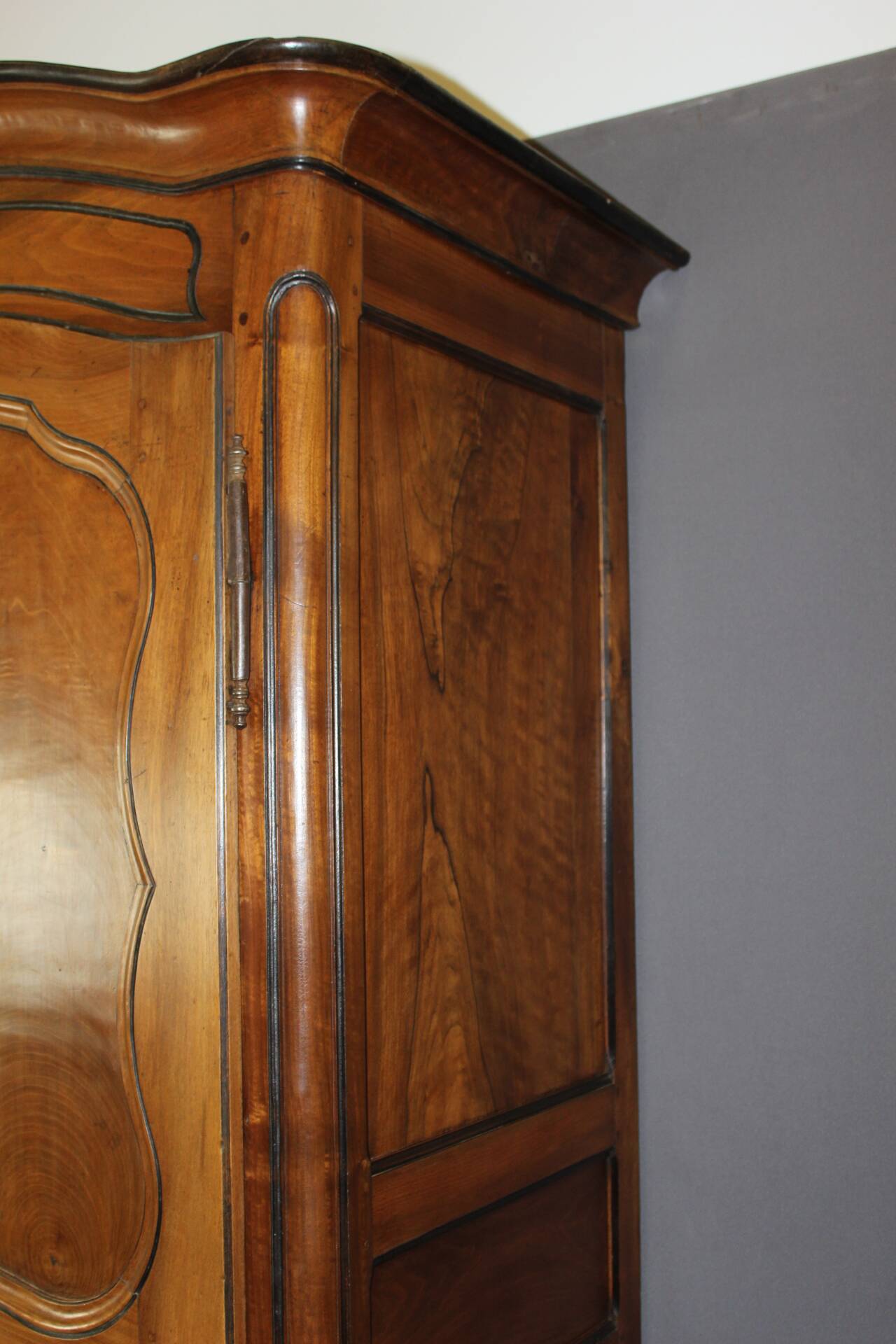 Louis XV bonnetière in walnut from the late 18th century