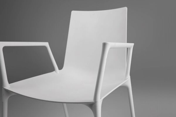 Chaise blanche design du 21e siècle avec accoudoirs, Belgique