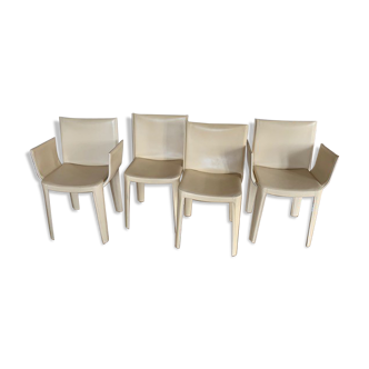 2 fauteuils et 2 chaises de marque Quia en cuir beige