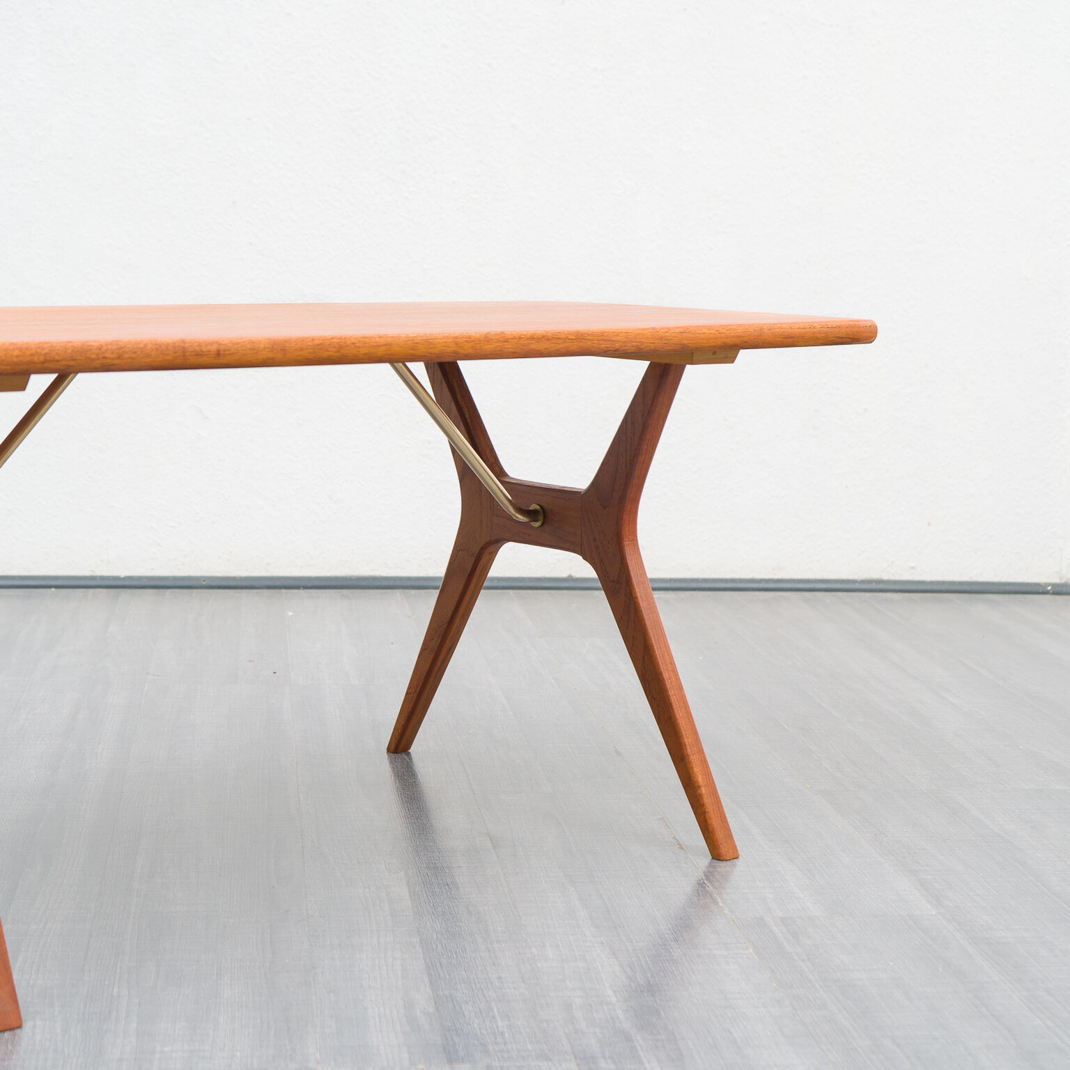 Table vintage en teck, pieds ciseaux