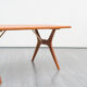 Table vintage en teck, pieds ciseaux