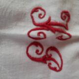 Nappe damasèe ancienne entourage frise rouge monogramme central rouge.