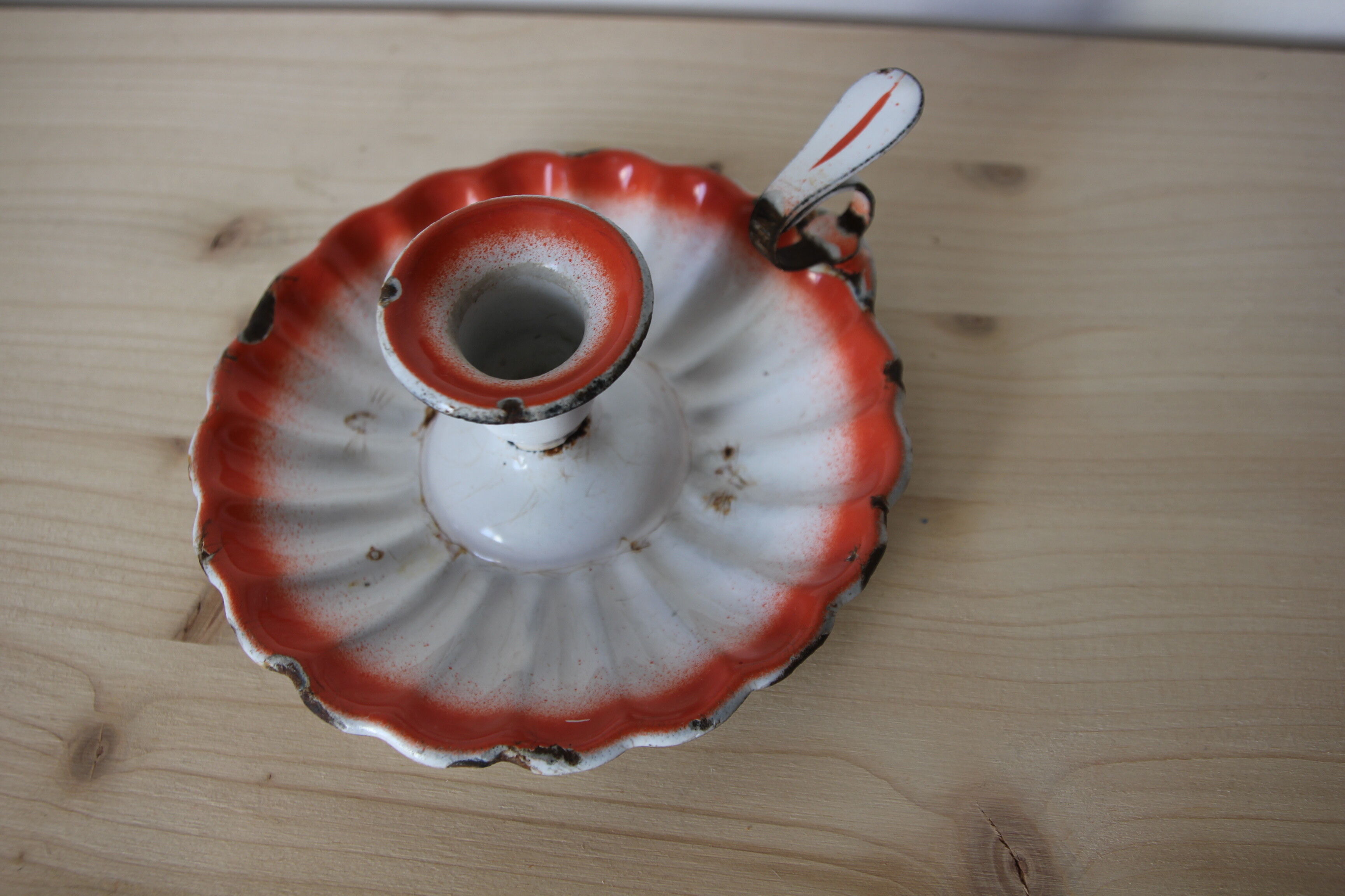 Cellar rat candle holder in enamelled sheet metal