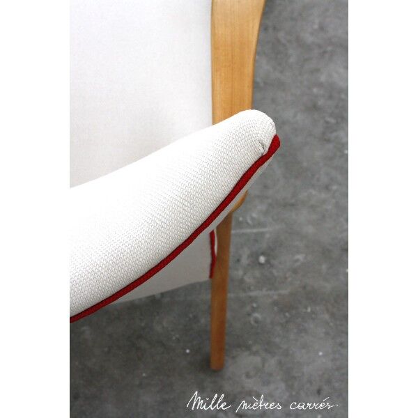 Fauteuil vintage entièrement rénové (bois, tissu, garniture).