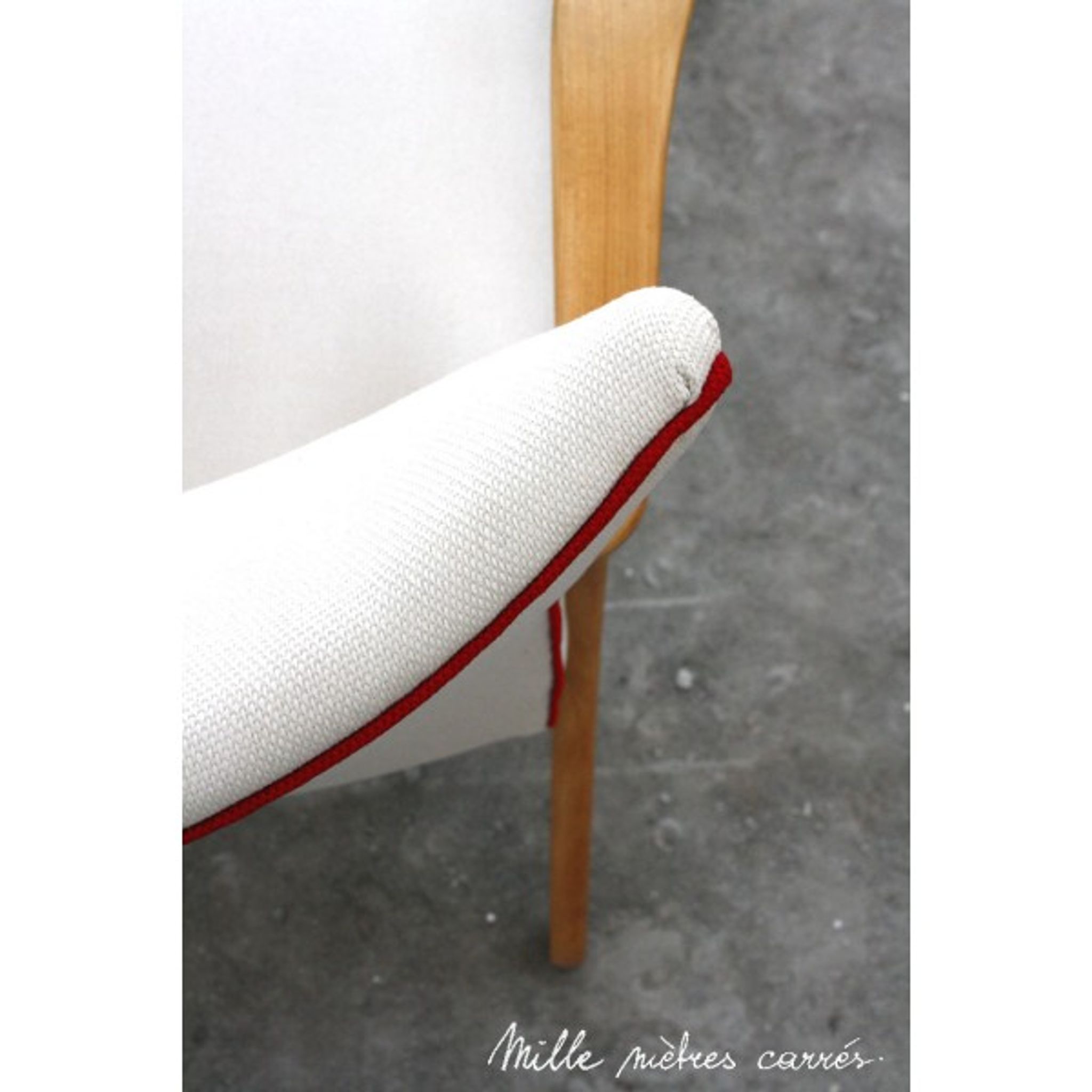 Fauteuil vintage entièrement rénové (bois, tissu, garniture).