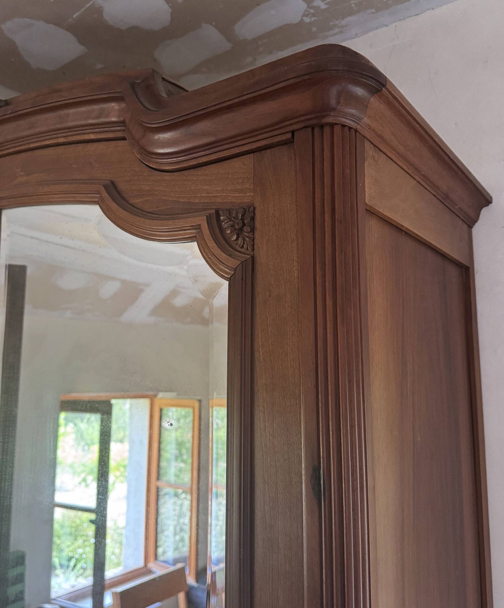 Armoire à glace ancienne de style Napoléon III