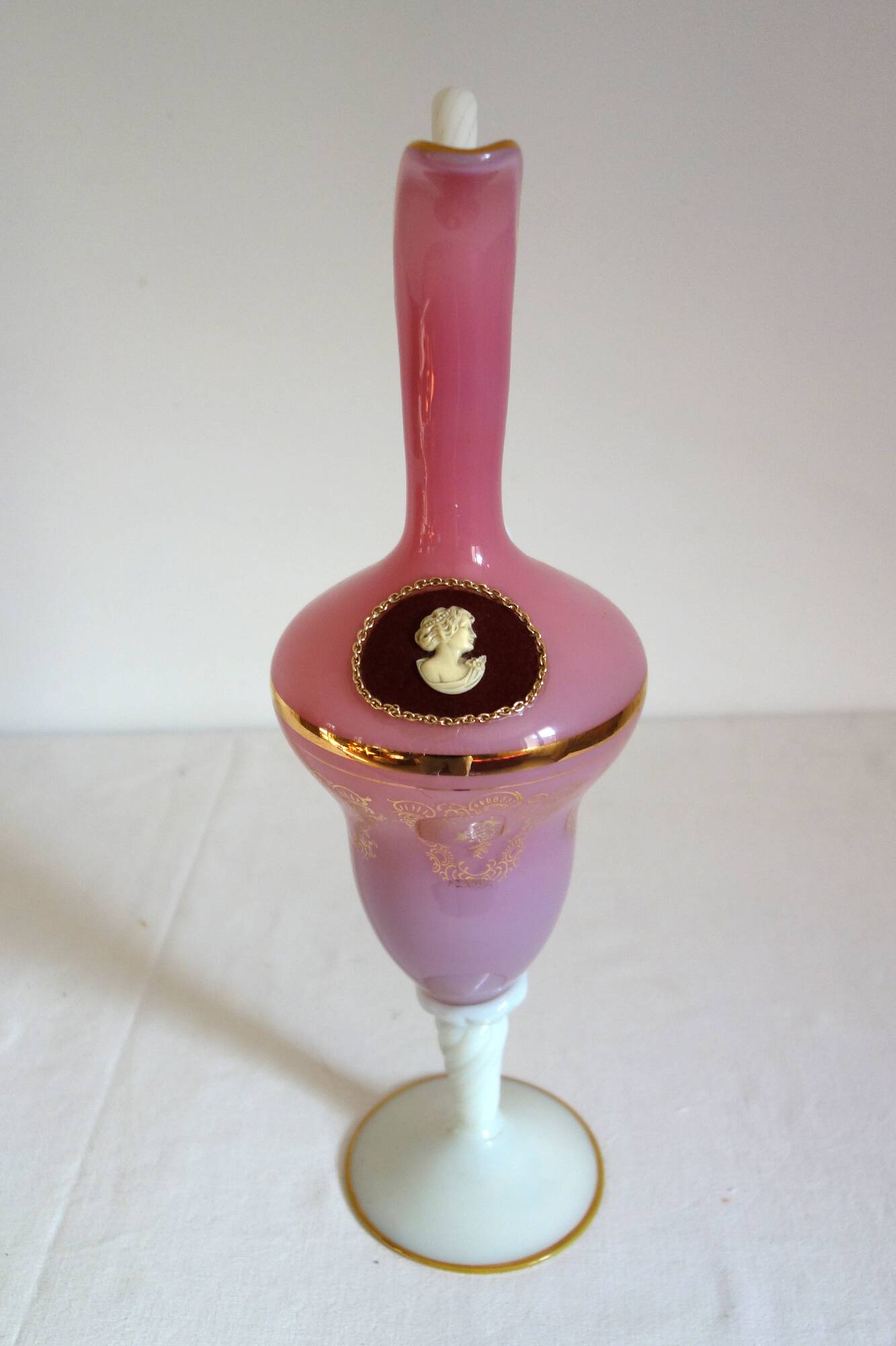 Ancienne aiguière en verre rose en blanc - camée velours
