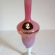 Ancienne aiguière en verre rose en blanc - camée velours