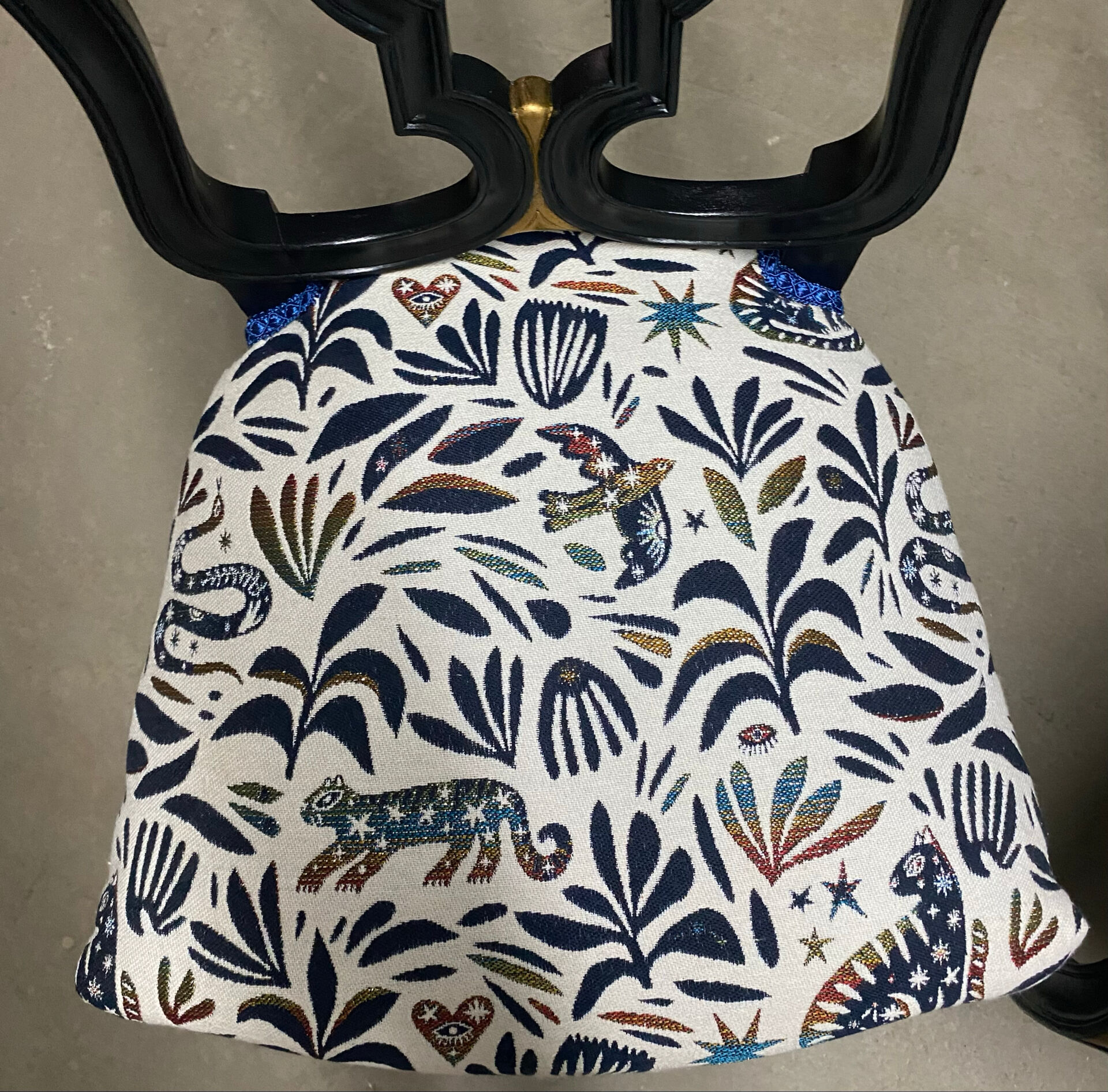 Paire de chaises cabriolet restaurées – Bois noir, détails dorés & tis