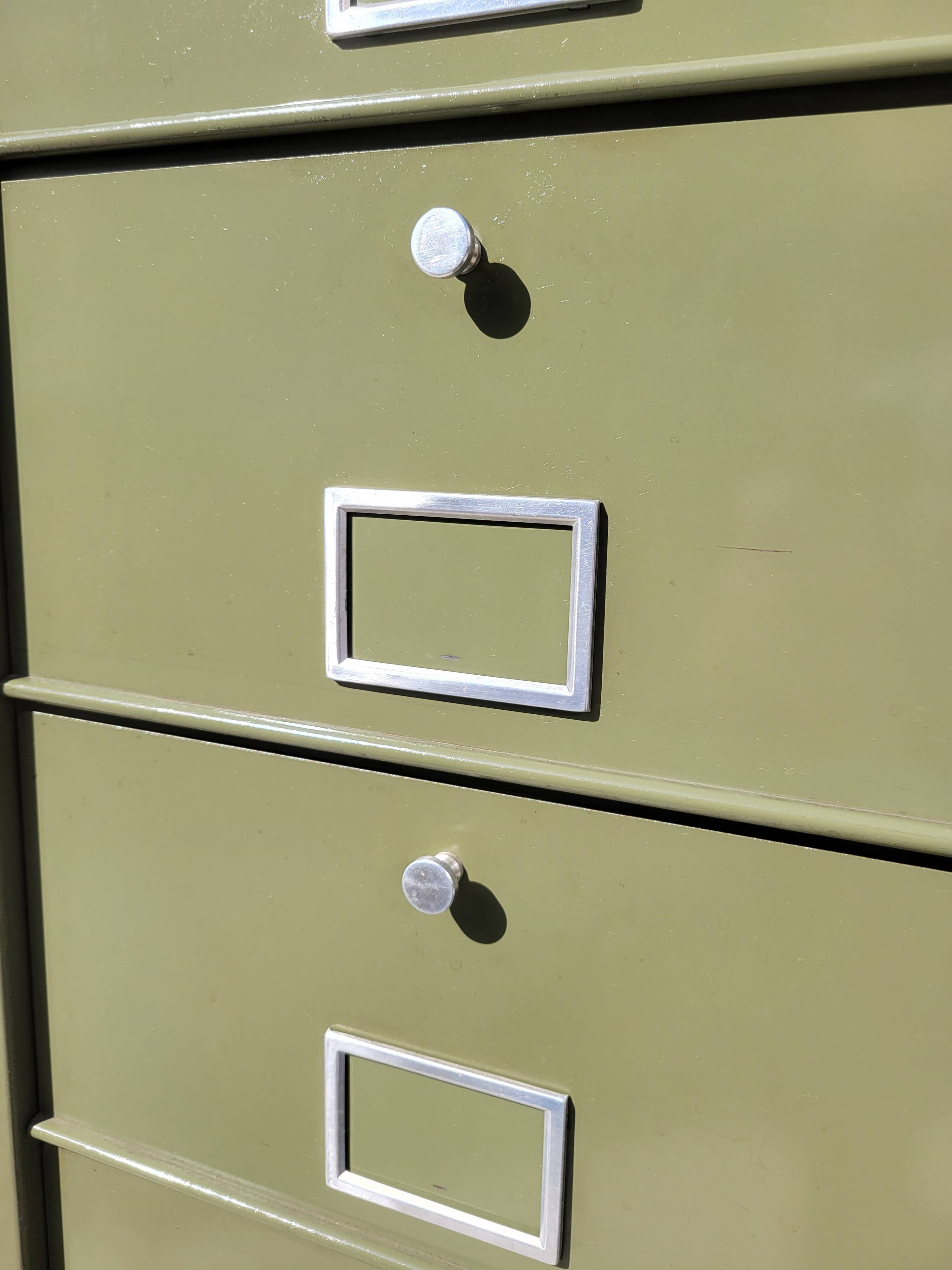 Industrial workshop furniture with 10 khaki flaps