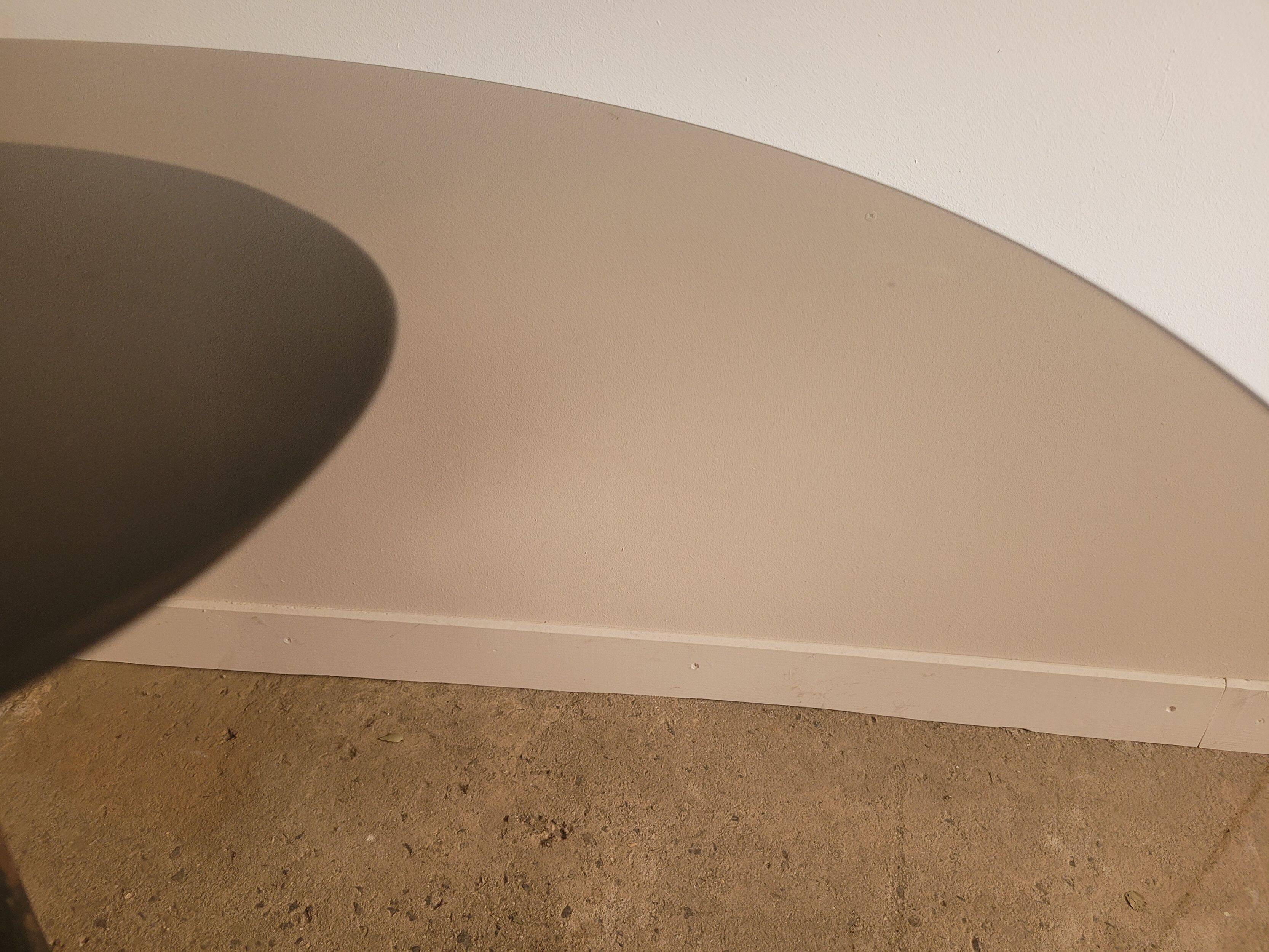 Table bistrot estampillée Louis Vuitton