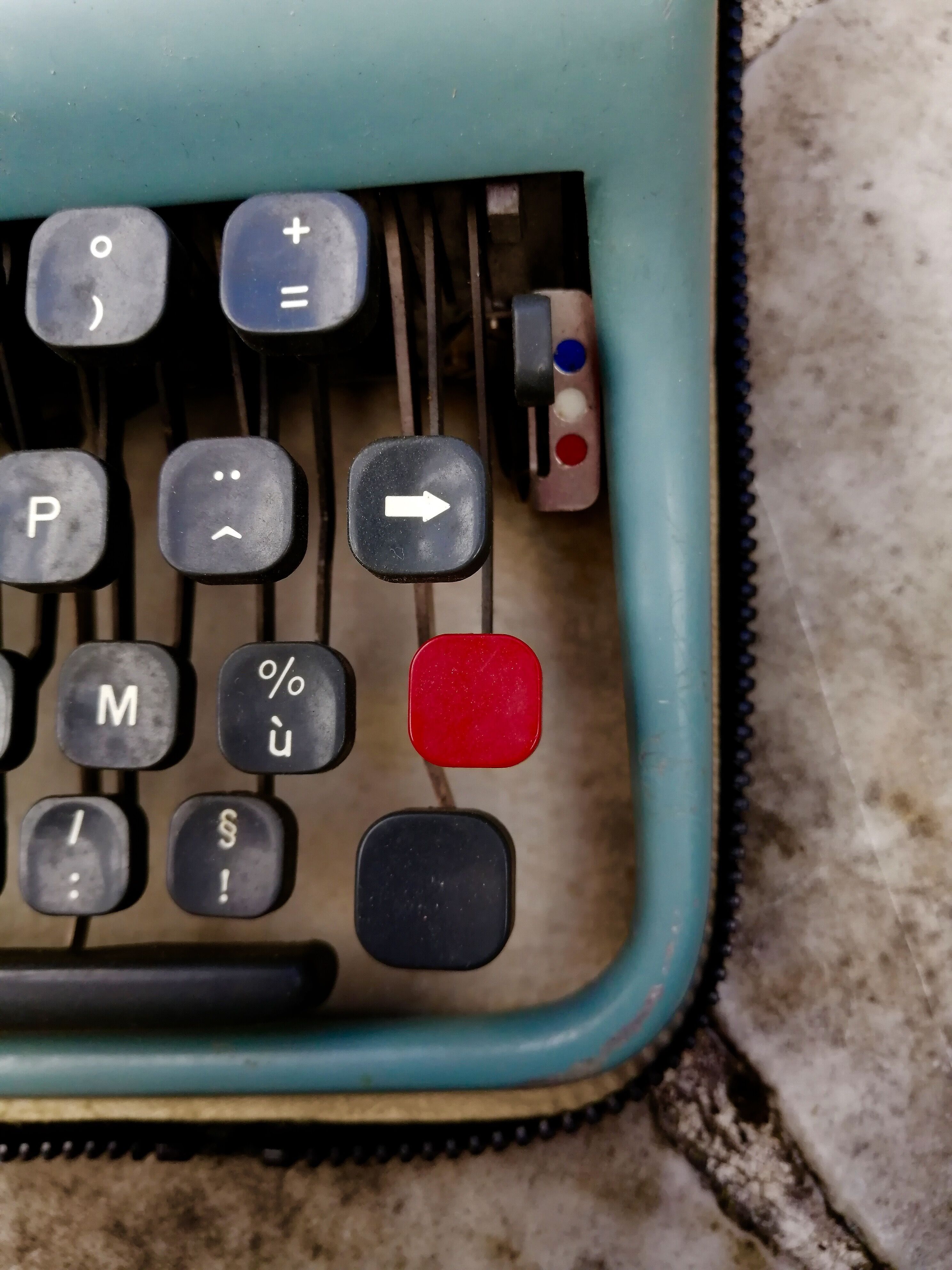 Olivetti lettera 22 typewriter