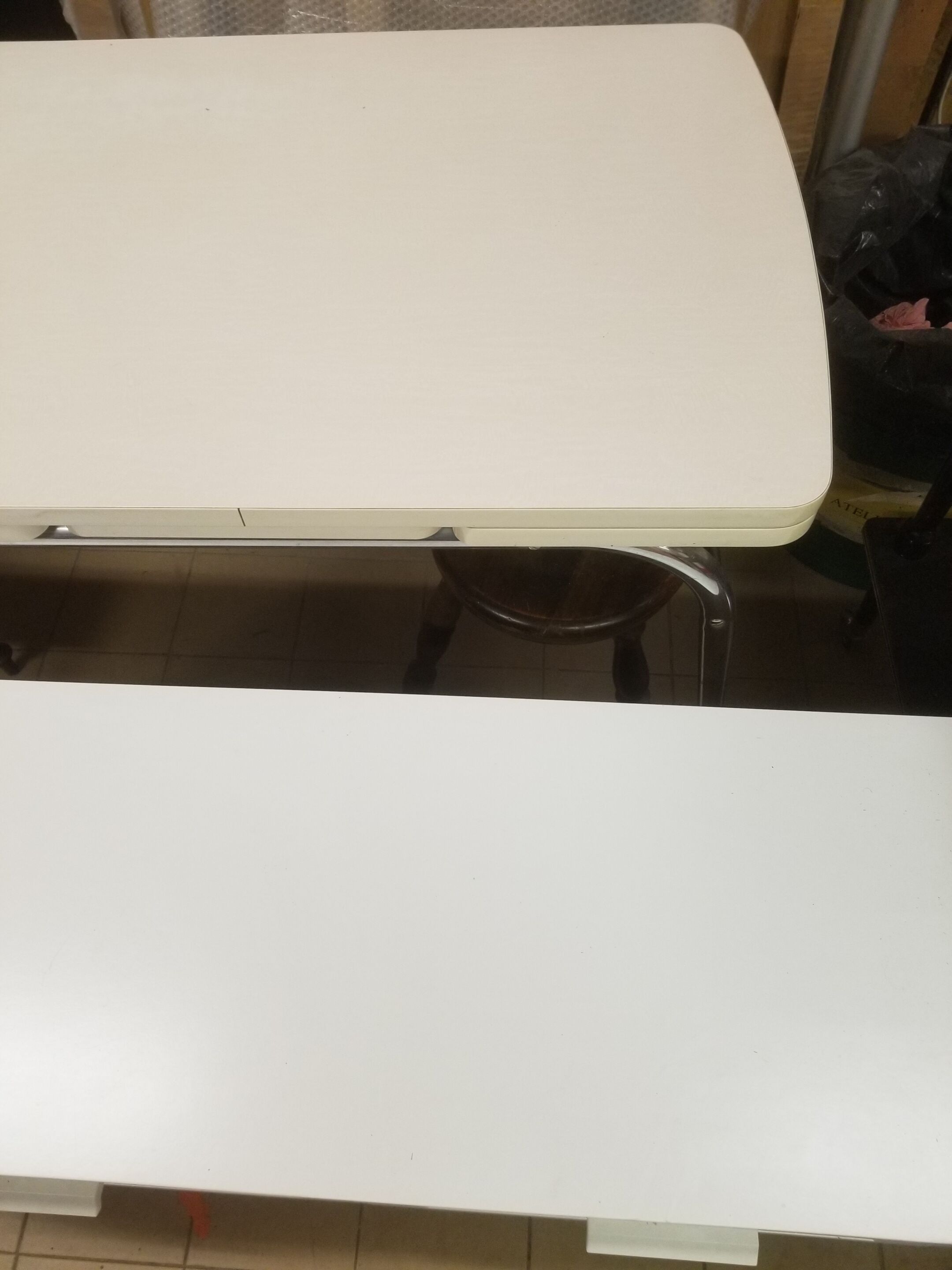 Vanilla formica table - Vintage