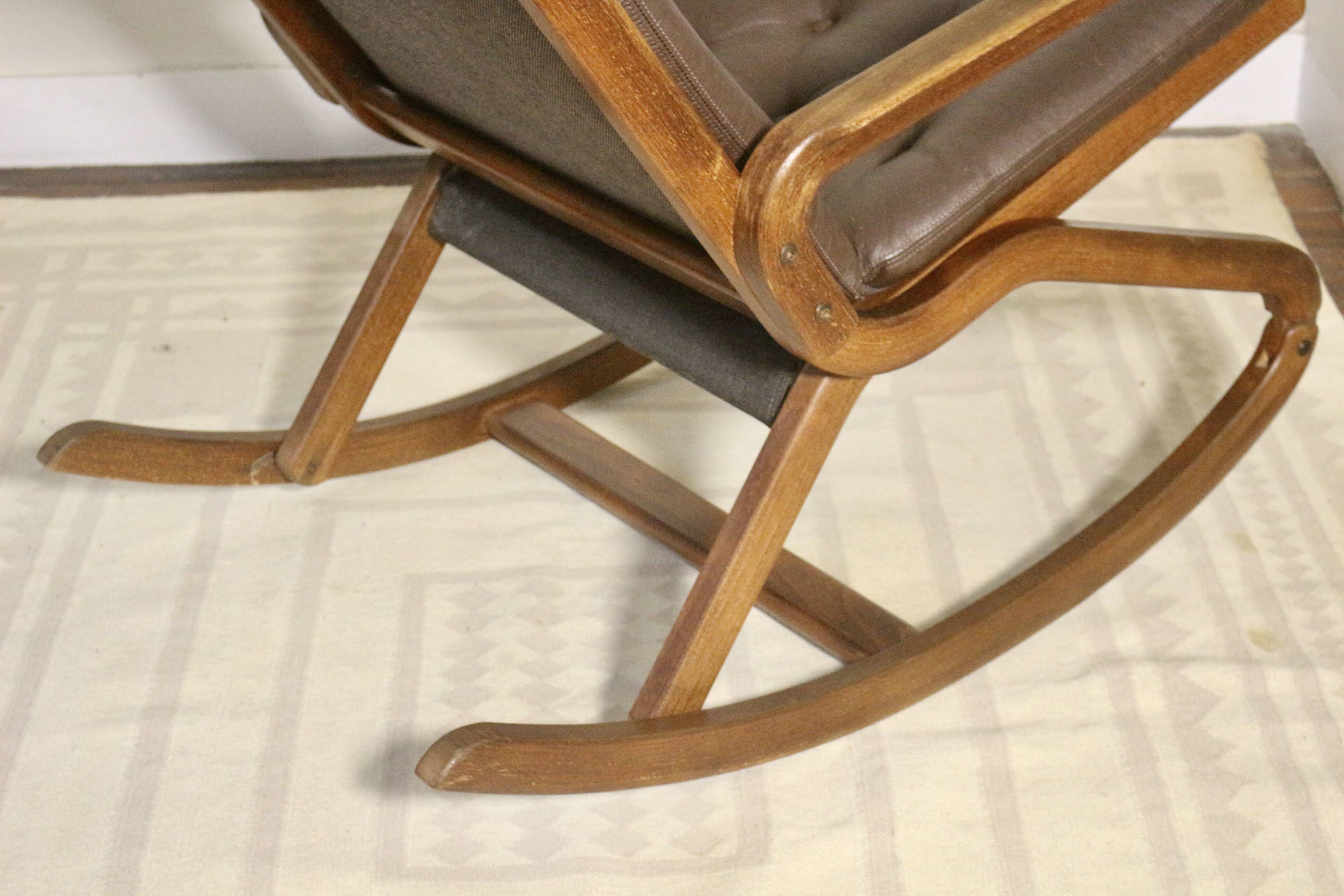 Fauteuil à bascule design Norvège 1960s bois de teck année 60 réf PAOLO