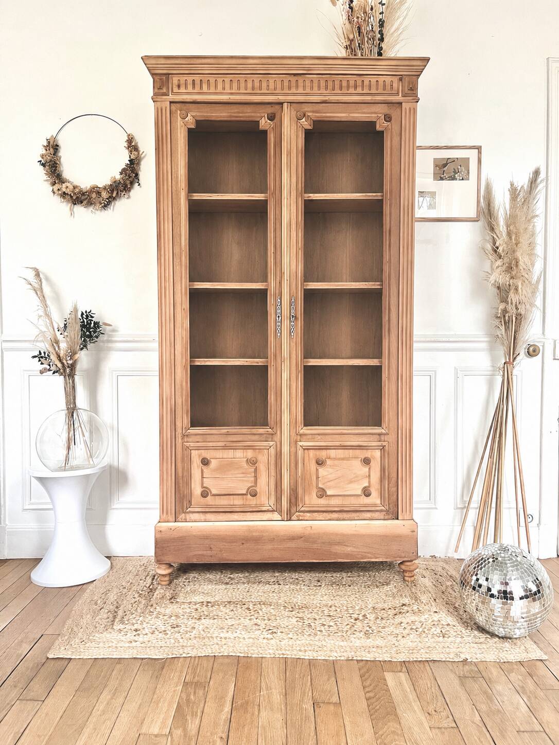 Glass cabinet from the early 20th century.