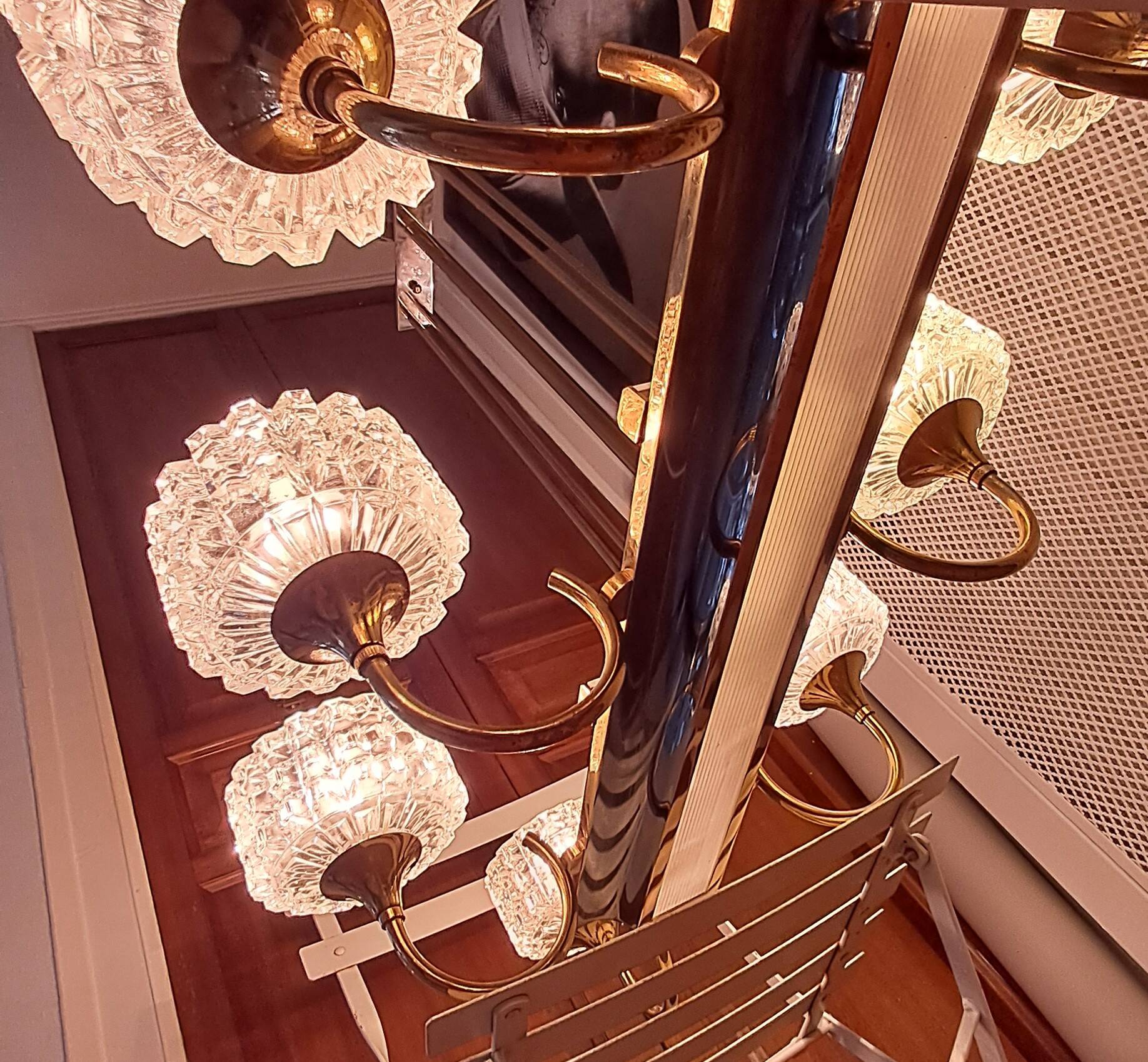 Eight-light chandelier in gilded brass and blue, 1950.
