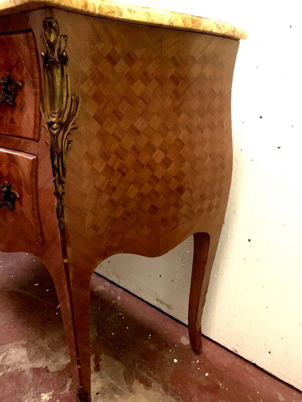 Commode galbée de style Louis XV Dessus Marbre XX siècle