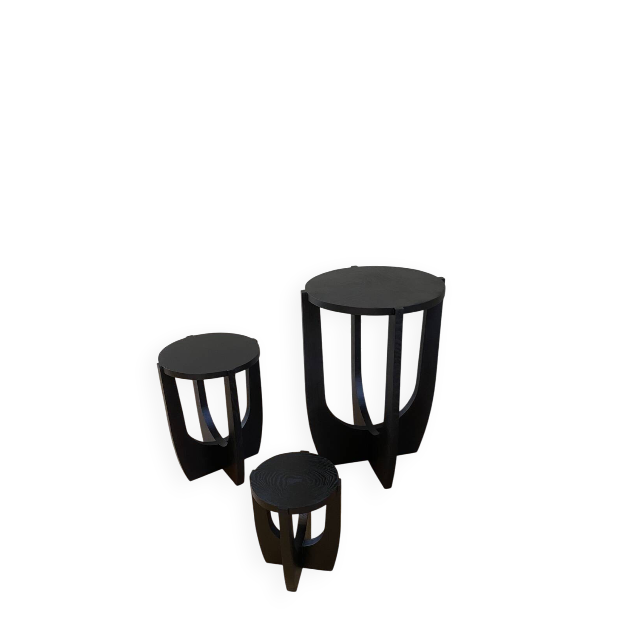 Trois tables d'appoint en bois