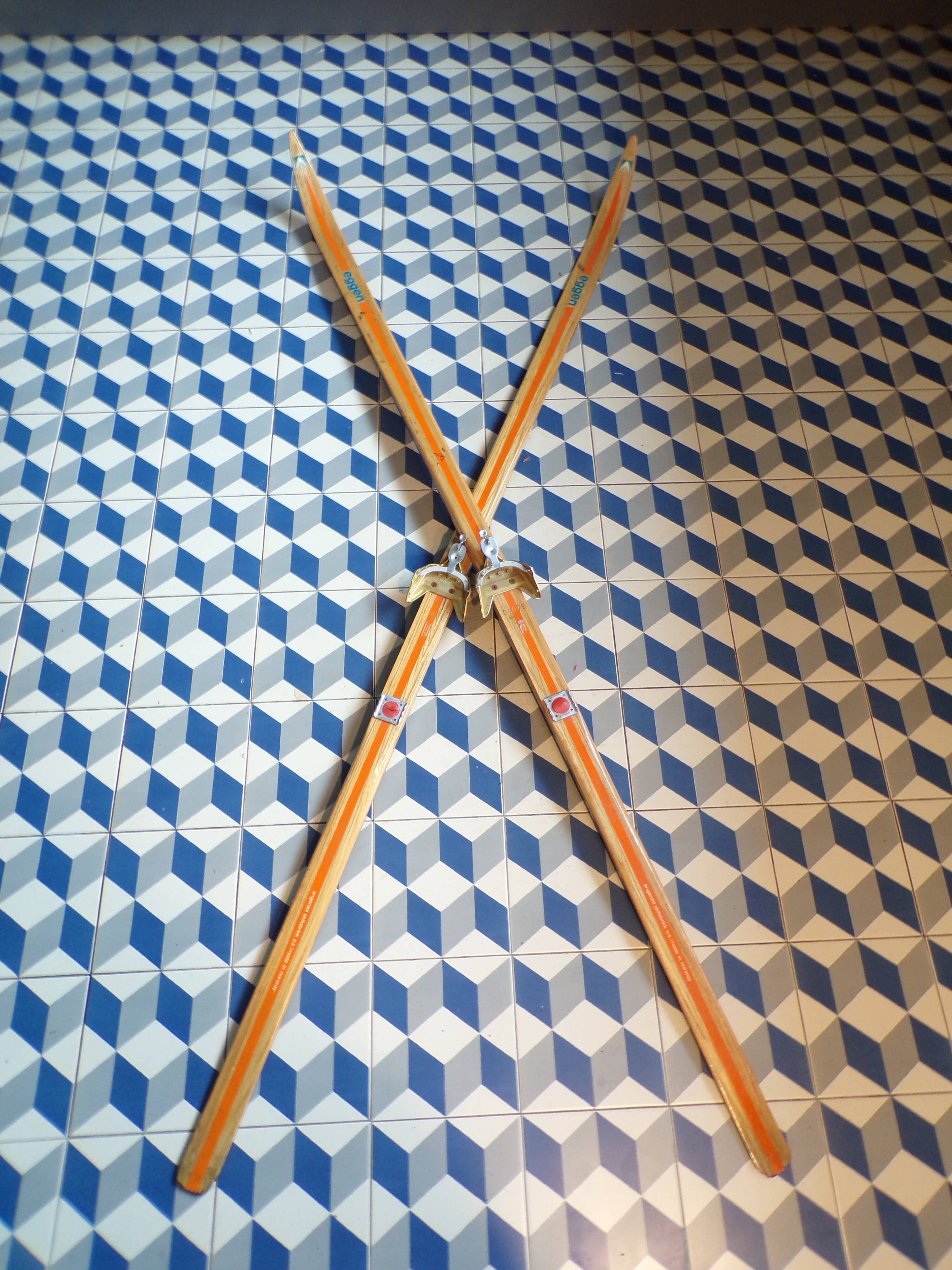 Paire de skis vintage en bois L=202cm