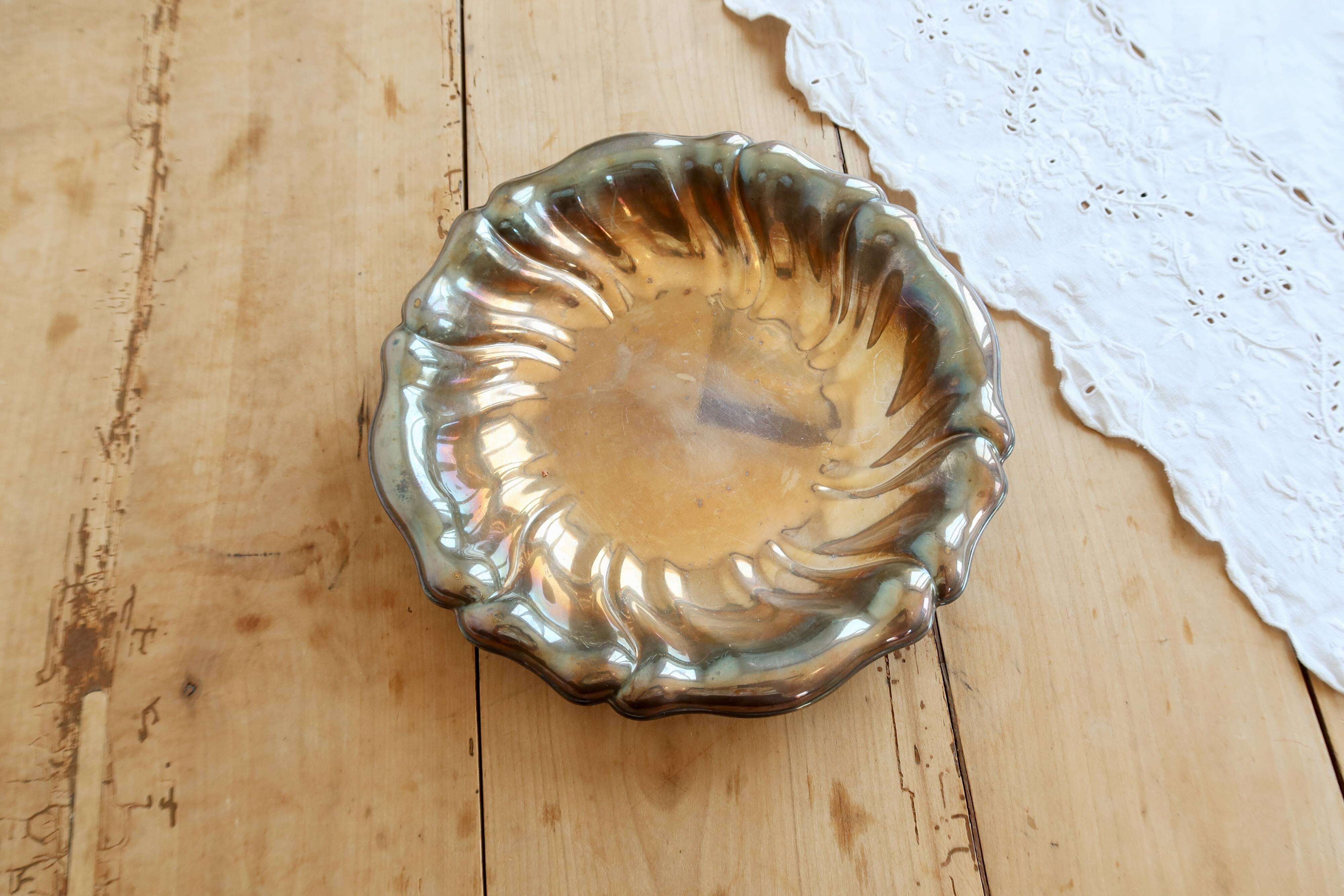 Coupe vintage en métal argenté – Bords chantournés