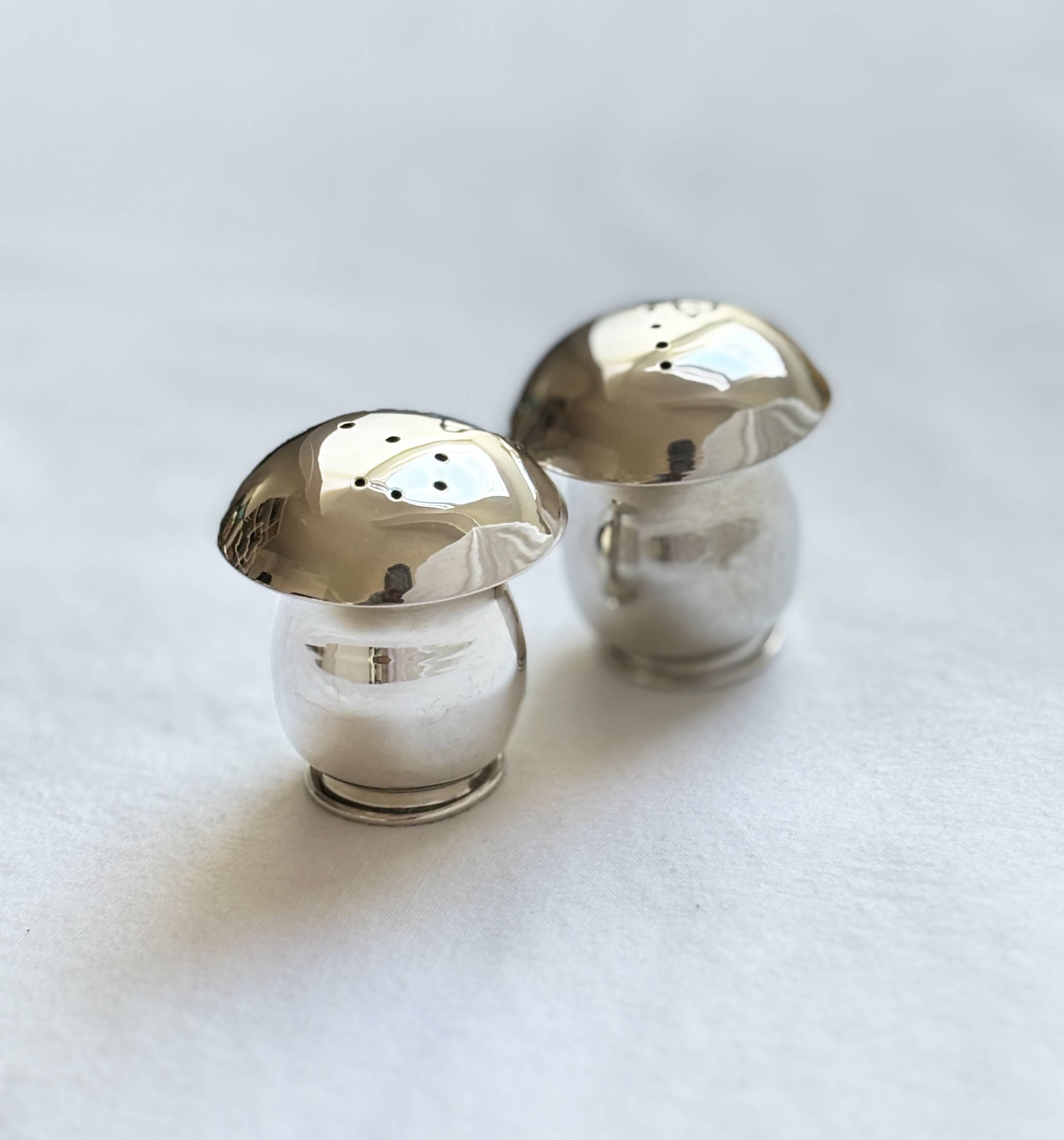 Paire de salière et poivrier en argent 800 en forme de champignon