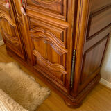 Armoire ancienne en chêne massif et merisier (style Louis XV)