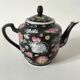 Théière chinoise vintage décor floral polychrome fond noir