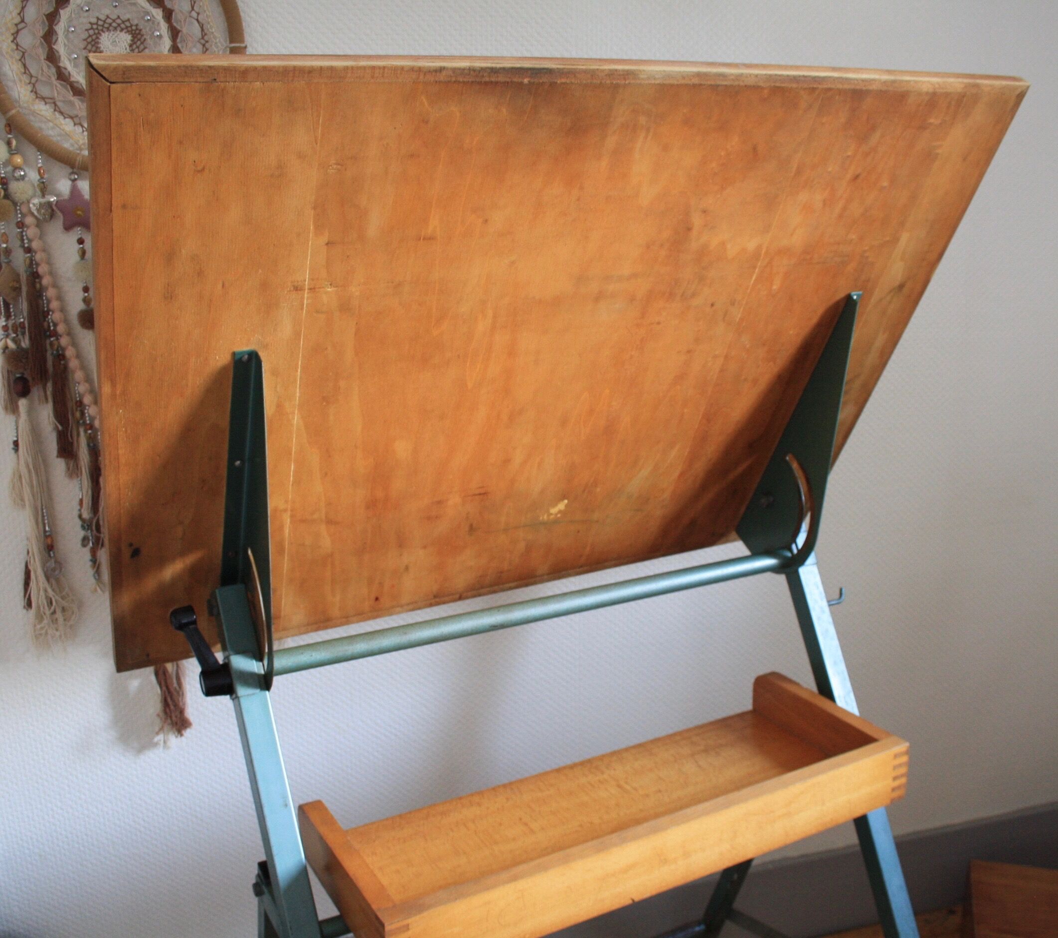 Adjustable drawing table