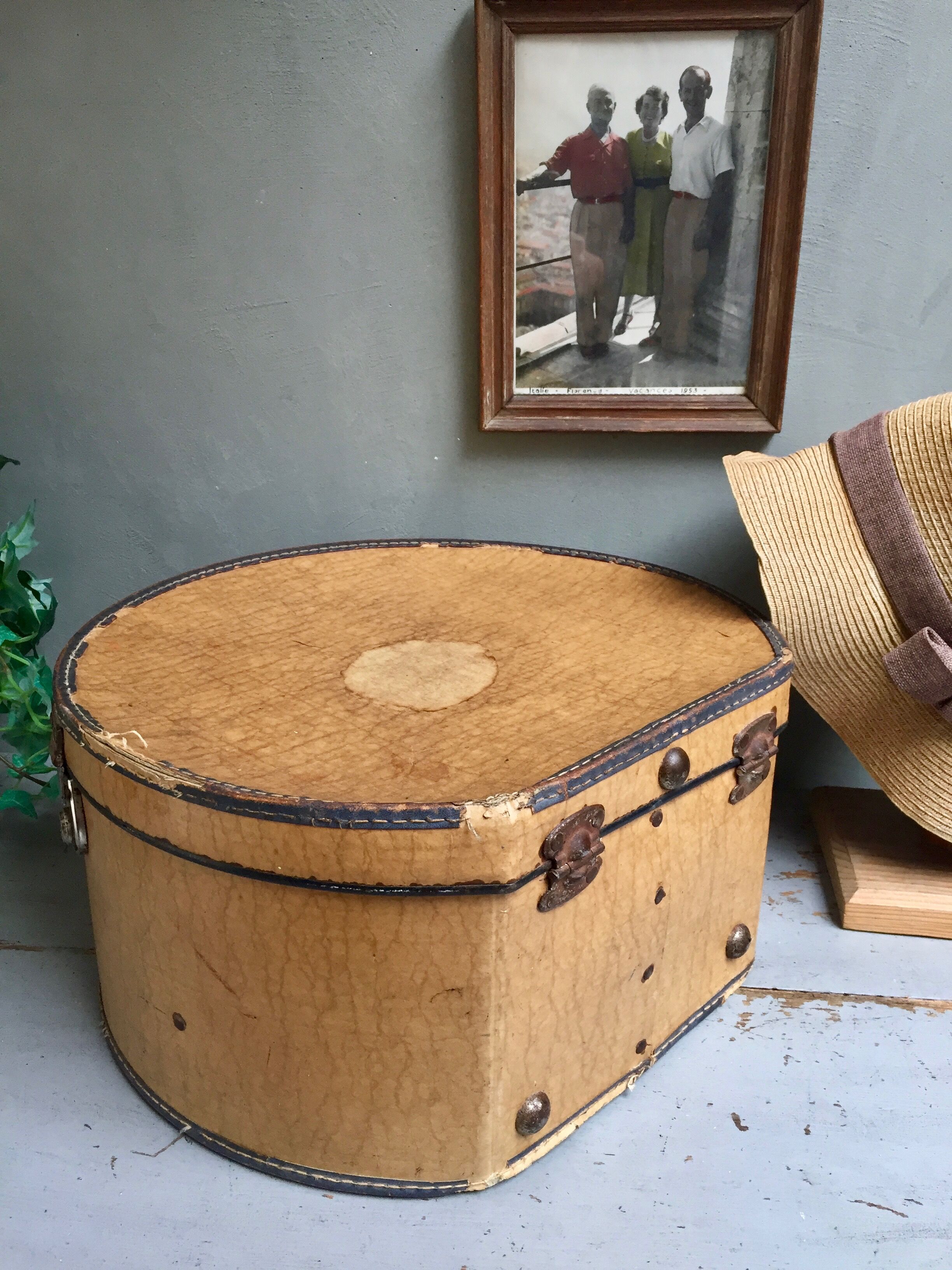 Hat box with leather handle