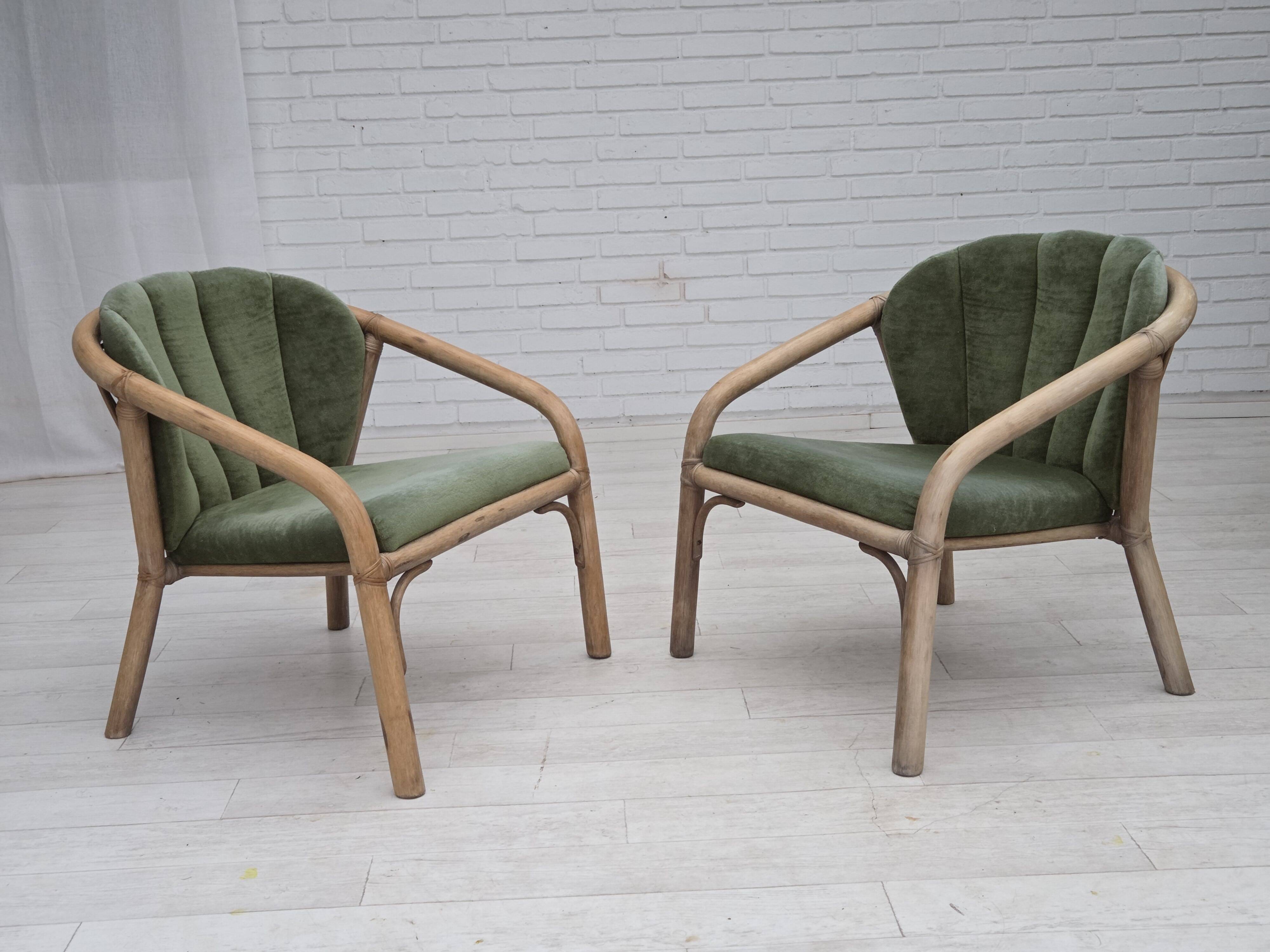 Années 1970, paire de fauteuils lounge scandinaves, mobilier en velours et rotin