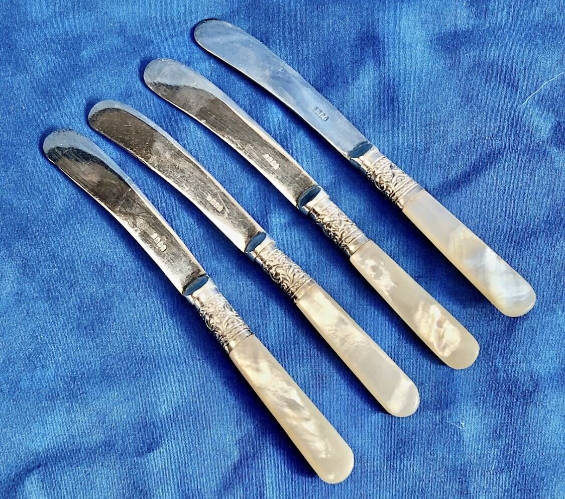 4 antique butter spreading knives in silver-plated metal and mother-of-pearl.